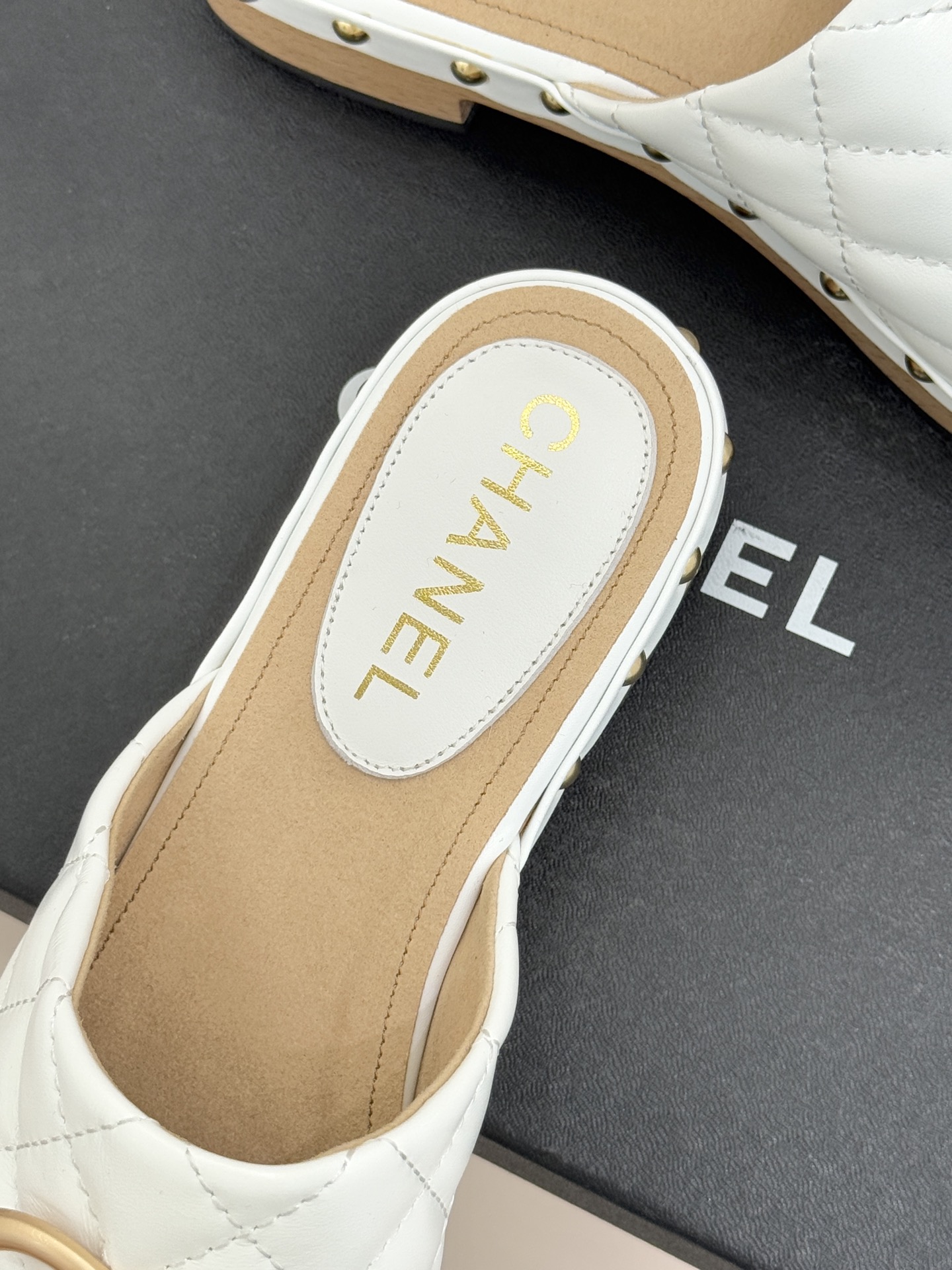 CHANE* ｜小香经典金属双C菱格实木包头厚底拖鞋将经典菱格纹与实木厚底精妙融合把法式优雅与度假松弛感