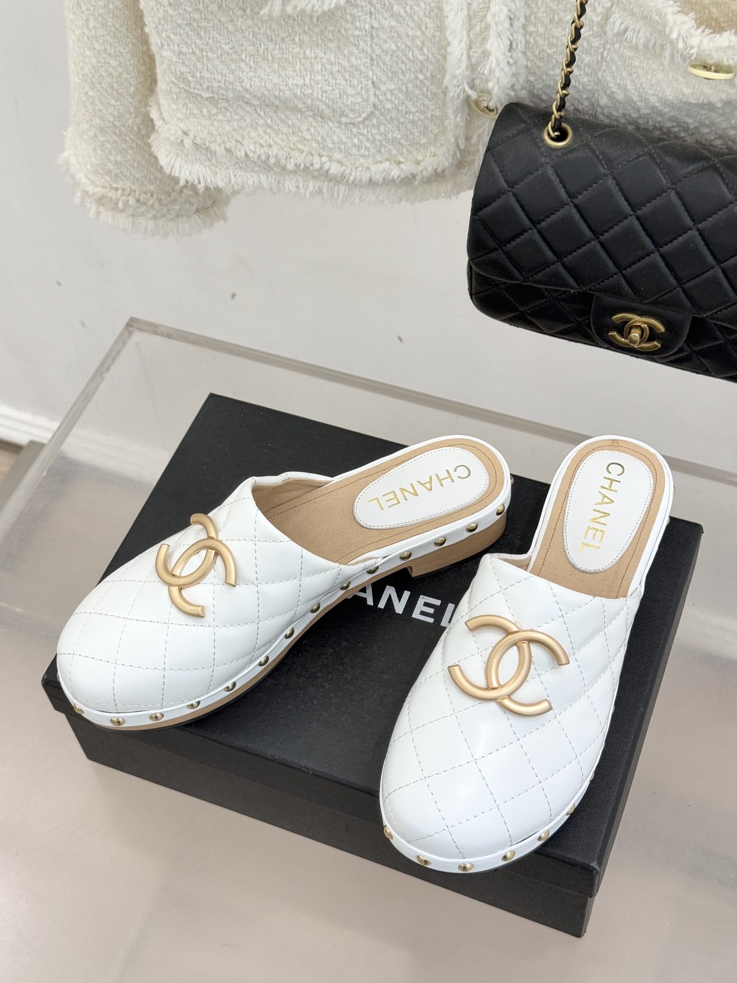 CHANE* ｜小香经典金属双C菱格实木包头厚底拖鞋将经典菱格纹与实木厚底精妙融合把法式优雅与度假松弛感