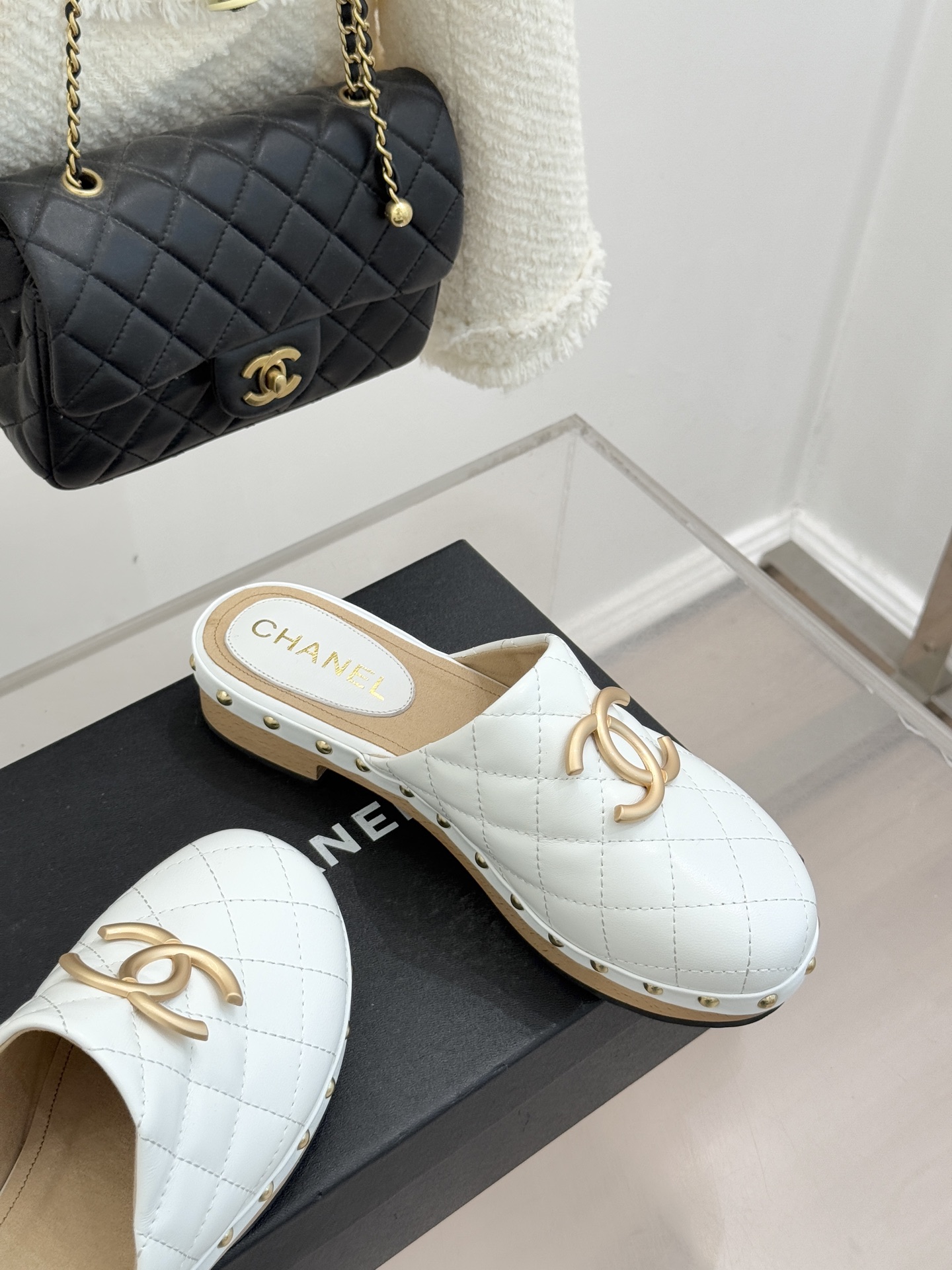 CHANE* ｜小香经典金属双C菱格实木包头厚底拖鞋将经典菱格纹与实木厚底精妙融合把法式优雅与度假松弛感