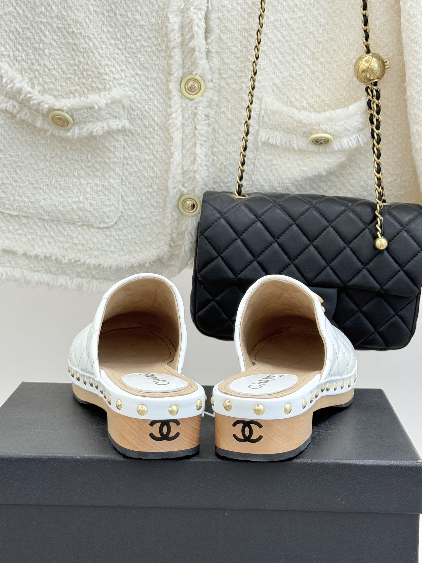 CHANE* ｜小香经典金属双C菱格实木包头厚底拖鞋将经典菱格纹与实木厚底精妙融合把法式优雅与度假松弛感