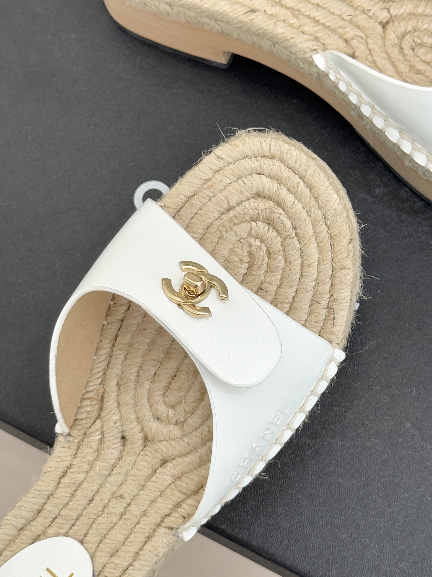 CHANE* ｜小香经典书包扣实木麻绳厚底拖鞋标志性的金属双C 书包扣闪耀夺目自带贵气 为拖鞋注入品牌灵