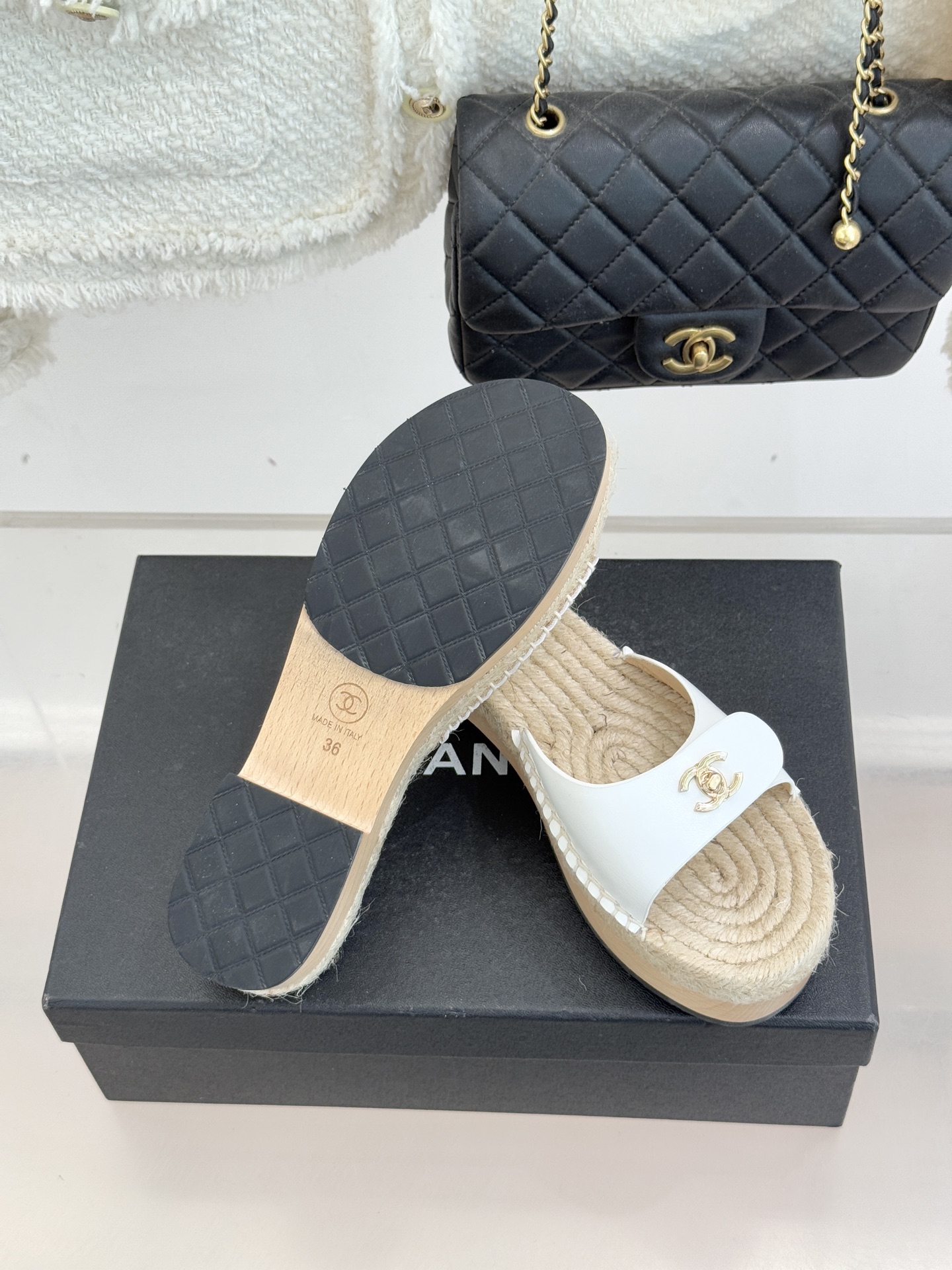 CHANE* ｜小香经典书包扣实木麻绳厚底拖鞋标志性的金属双C 书包扣闪耀夺目自带贵气 为拖鞋注入品牌灵