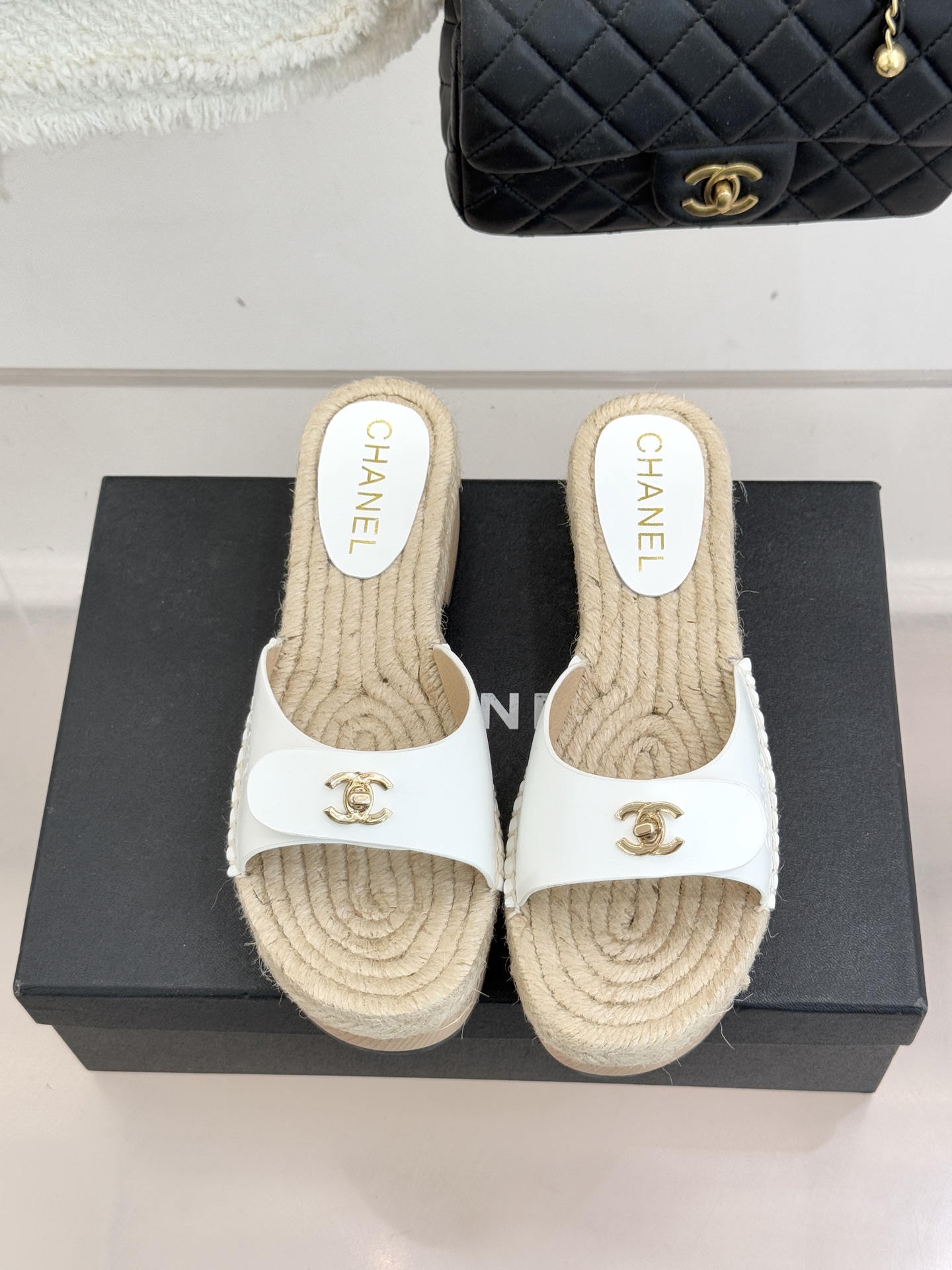 CHANE* ｜小香经典书包扣实木麻绳厚底拖鞋标志性的金属双C 书包扣闪耀夺目自带贵气 为拖鞋注入品牌灵