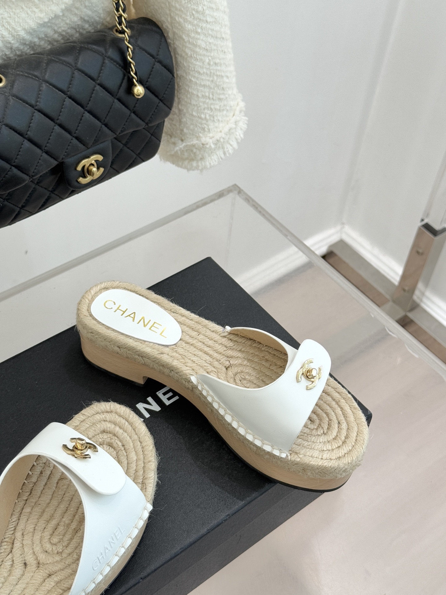 CHANE* ｜小香经典书包扣实木麻绳厚底拖鞋标志性的金属双C 书包扣闪耀夺目自带贵气 为拖鞋注入品牌灵