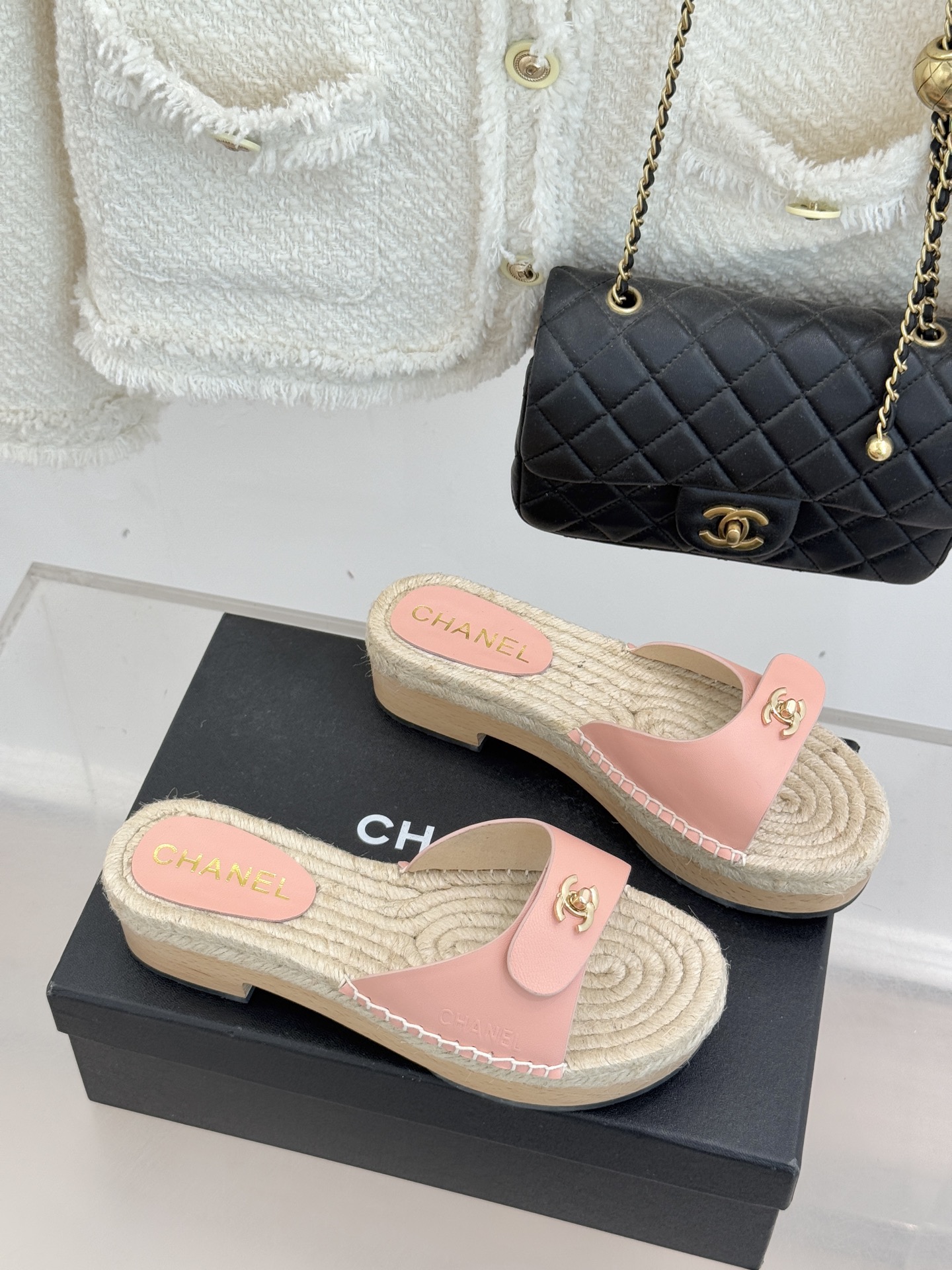 CHANE* ｜小香经典书包扣实木麻绳厚底拖鞋标志性的金属双C 书包扣闪耀夺目自带贵气 为拖鞋注入品牌灵