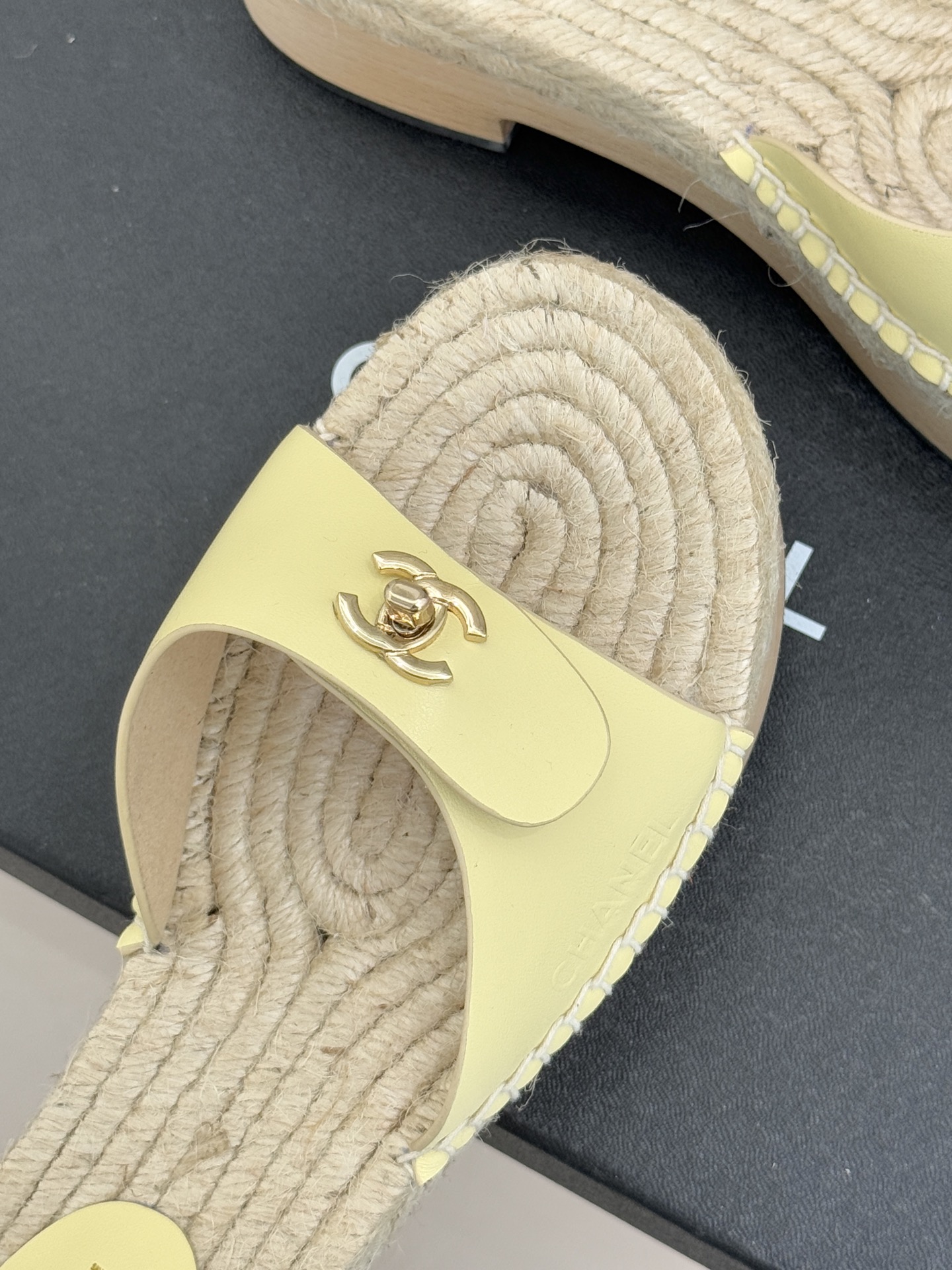 CHANE* ｜小香经典书包扣实木麻绳厚底拖鞋标志性的金属双C 书包扣闪耀夺目自带贵气 为拖鞋注入品牌灵