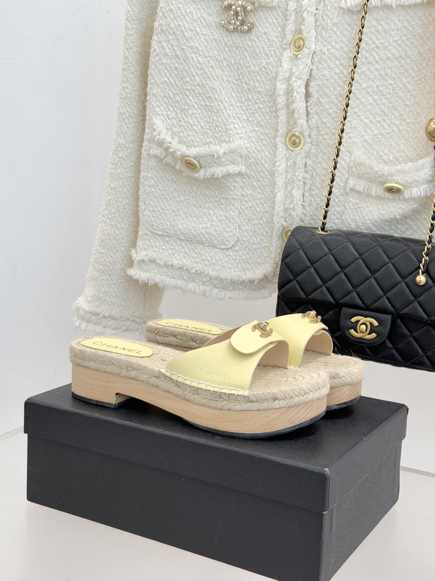 CHANE* ｜小香经典书包扣实木麻绳厚底拖鞋标志性的金属双C 书包扣闪耀夺目自带贵气 为拖鞋注入品牌灵