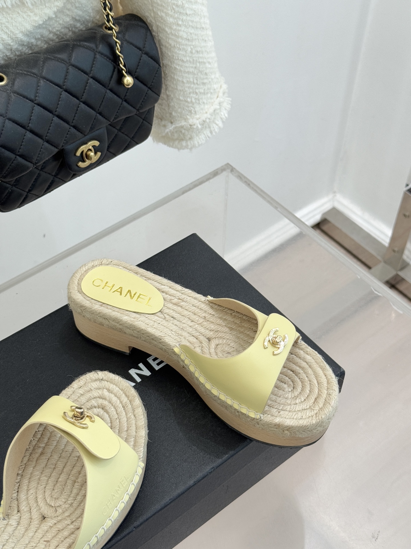 CHANE* ｜小香经典书包扣实木麻绳厚底拖鞋标志性的金属双C 书包扣闪耀夺目自带贵气 为拖鞋注入品牌灵