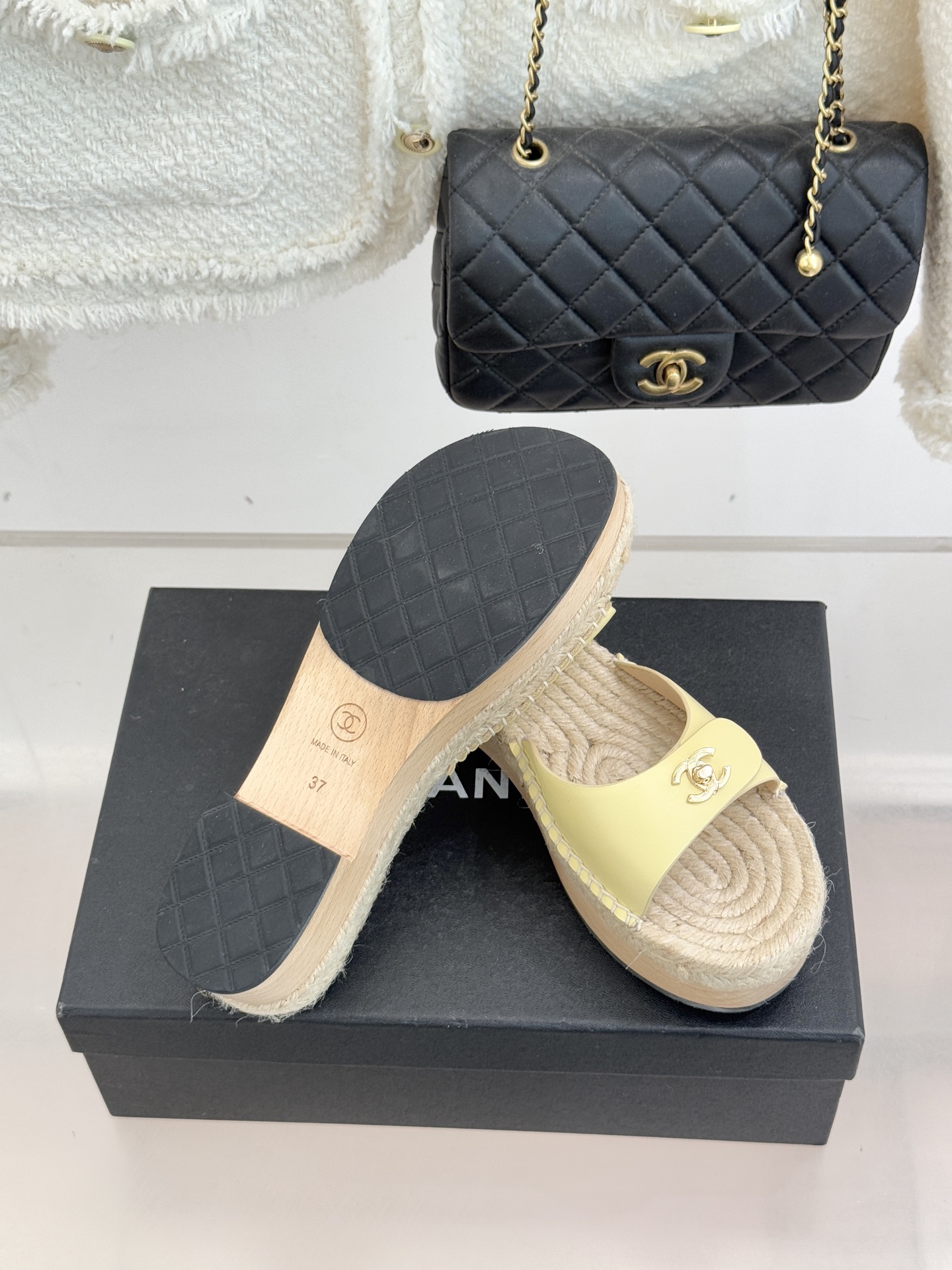 CHANE* ｜小香经典书包扣实木麻绳厚底拖鞋标志性的金属双C 书包扣闪耀夺目自带贵气 为拖鞋注入品牌灵