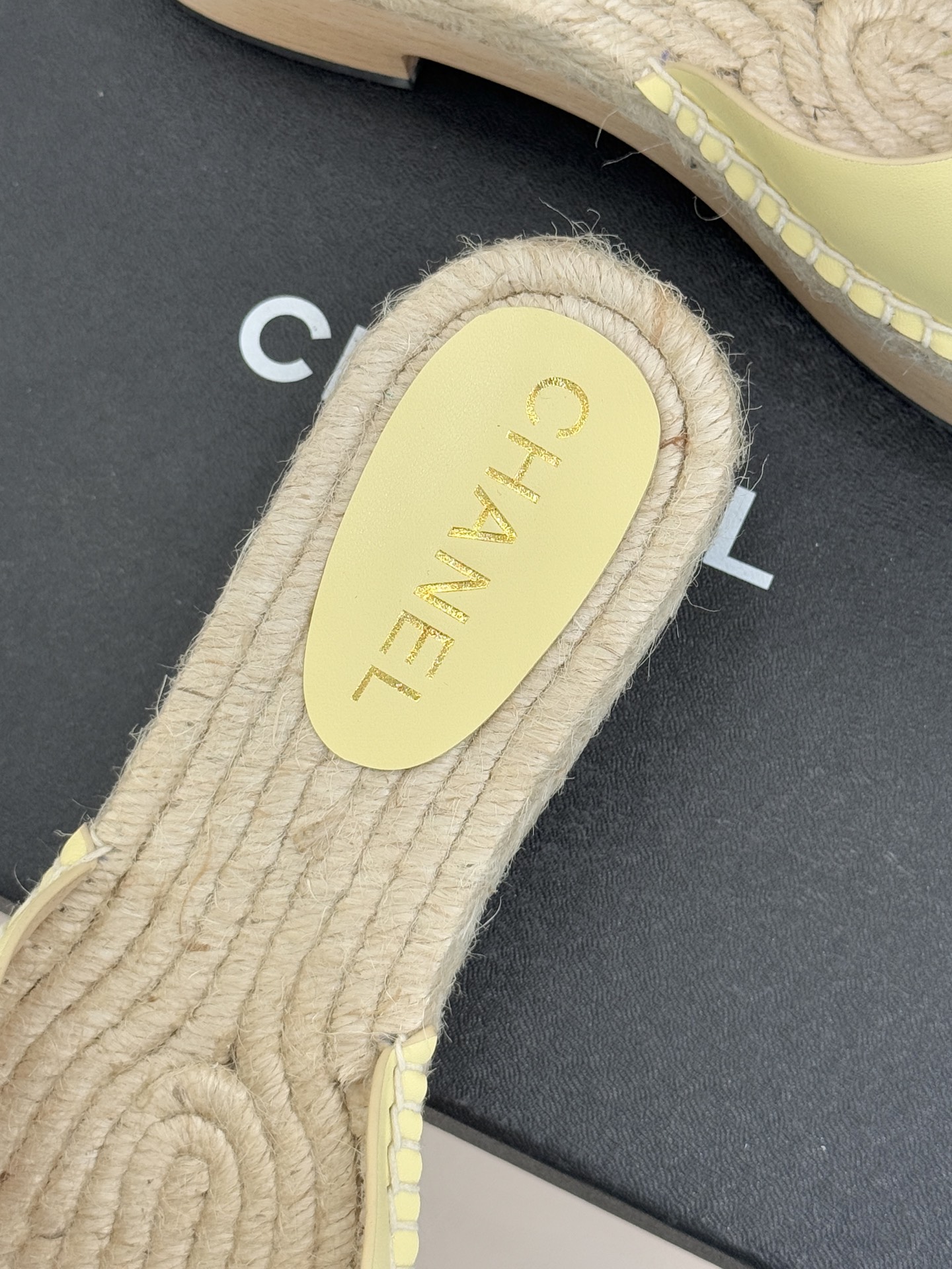 CHANE* ｜小香经典书包扣实木麻绳厚底拖鞋标志性的金属双C 书包扣闪耀夺目自带贵气 为拖鞋注入品牌灵