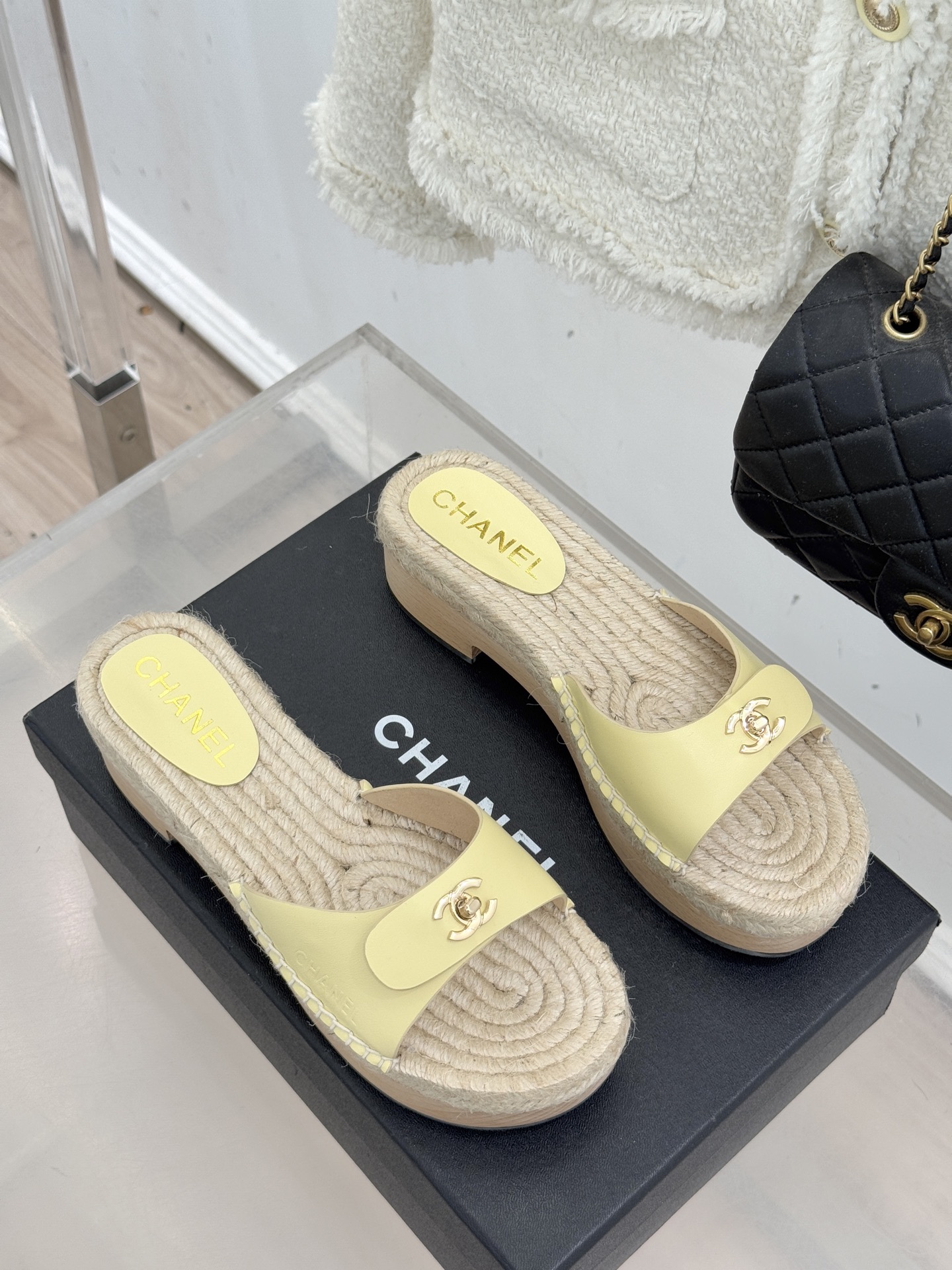 CHANE* ｜小香经典书包扣实木麻绳厚底拖鞋标志性的金属双C 书包扣闪耀夺目自带贵气 为拖鞋注入品牌灵