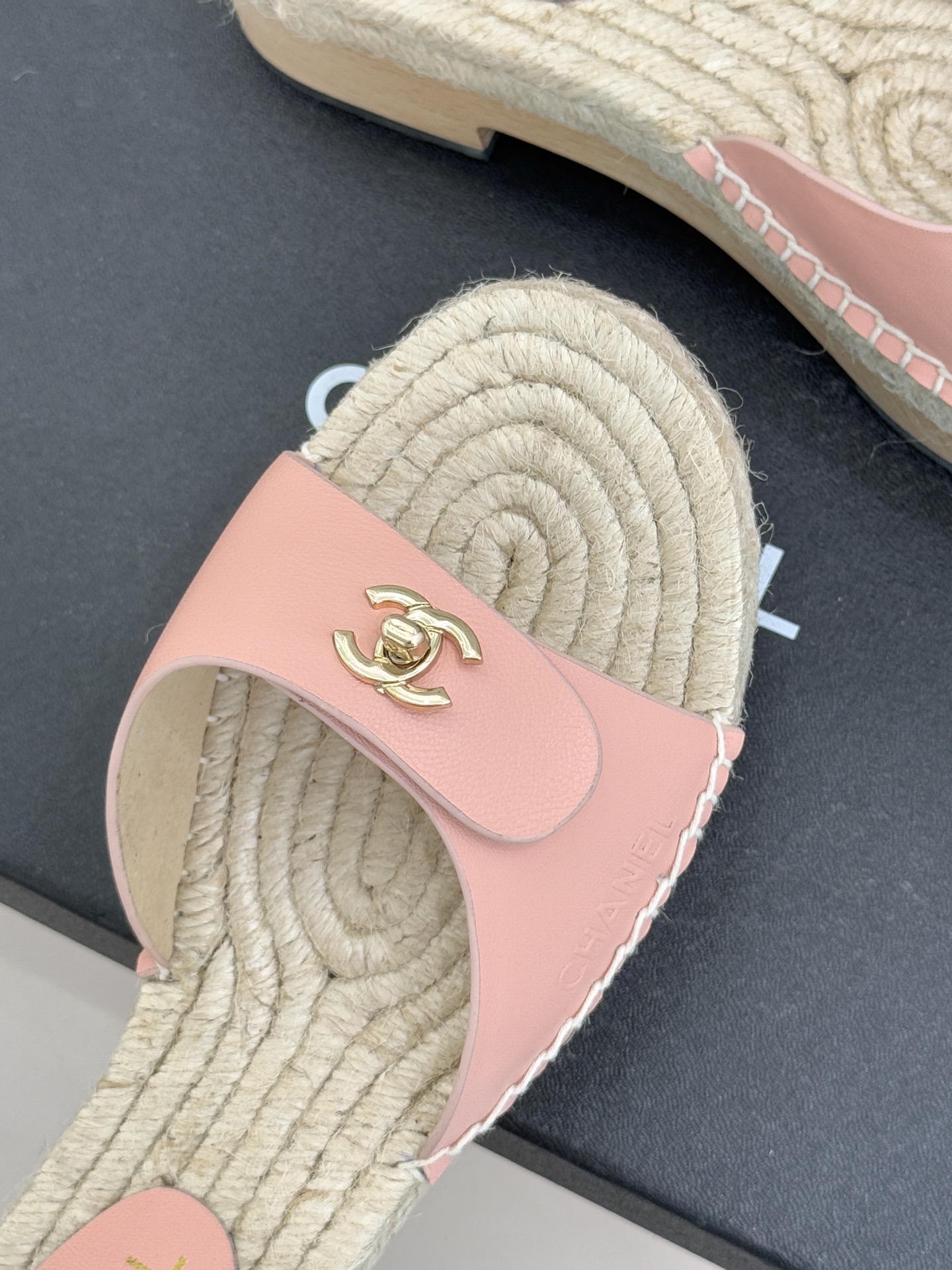 CHANE* ｜小香经典书包扣实木麻绳厚底拖鞋标志性的金属双C 书包扣闪耀夺目自带贵气 为拖鞋注入品牌灵