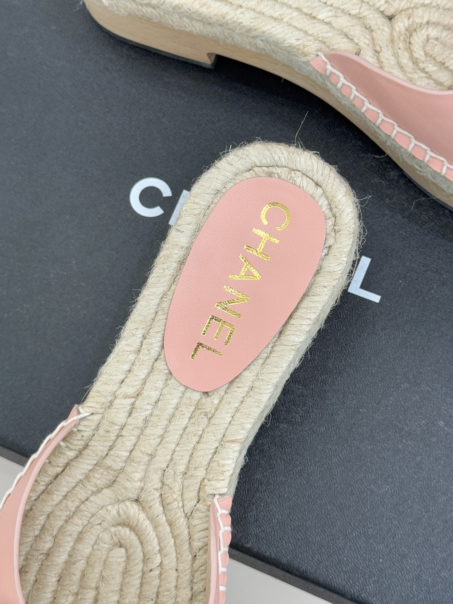 CHANE* ｜小香经典书包扣实木麻绳厚底拖鞋标志性的金属双C 书包扣闪耀夺目自带贵气 为拖鞋注入品牌灵