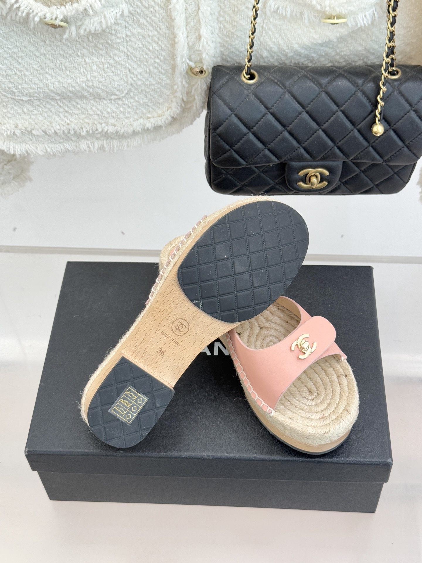 CHANE* ｜小香经典书包扣实木麻绳厚底拖鞋标志性的金属双C 书包扣闪耀夺目自带贵气 为拖鞋注入品牌灵