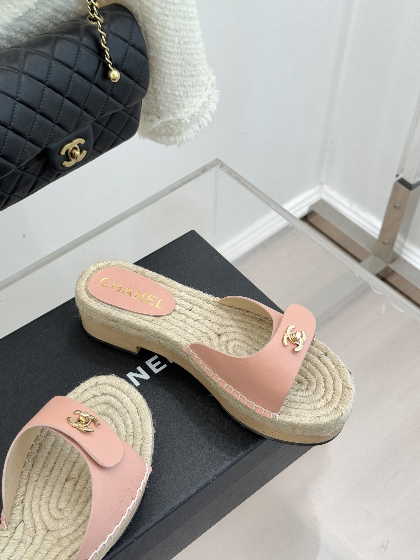 CHANE* ｜小香经典书包扣实木麻绳厚底拖鞋标志性的金属双C 书包扣闪耀夺目自带贵气 为拖鞋注入品牌灵