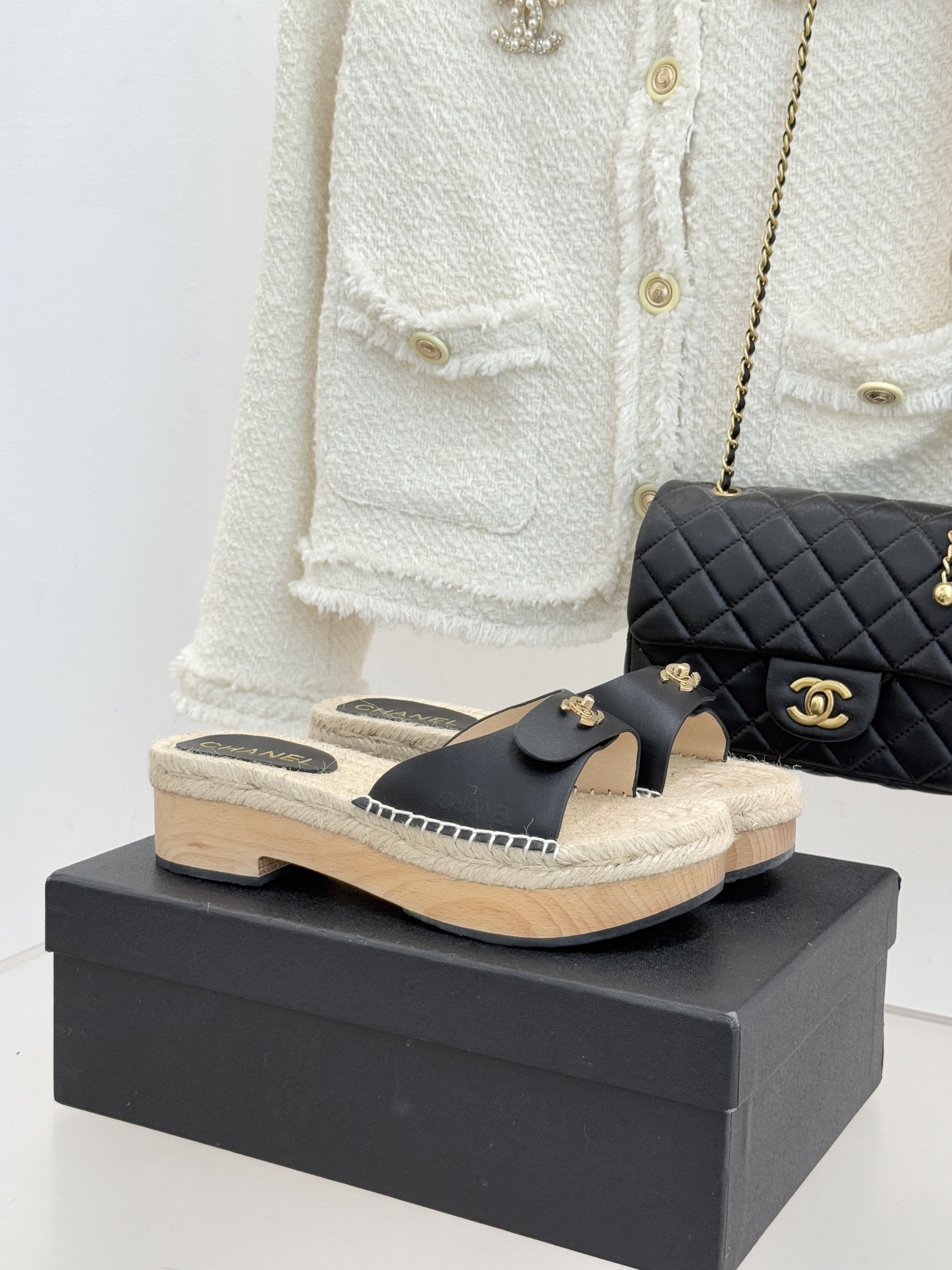 NO:723925,Chanel thick-soled hemp slippers!  The fabric is made of original customized leather, the lining and toes are all sheepskin, handmade hemp rope woven sole, solid wood sole, size 35-39 (customized 40/41), slippers, chanel, slippers, sheepskin19860909Chanel 厚底麻绳拖鞋！ 面料采用原版定制皮料 内里踮脚均为羊皮 手工麻绳编织底 实木底 size35-39（40/41定制）,拖鞋,chanel,slippers,sheepskin,Women's Shoes