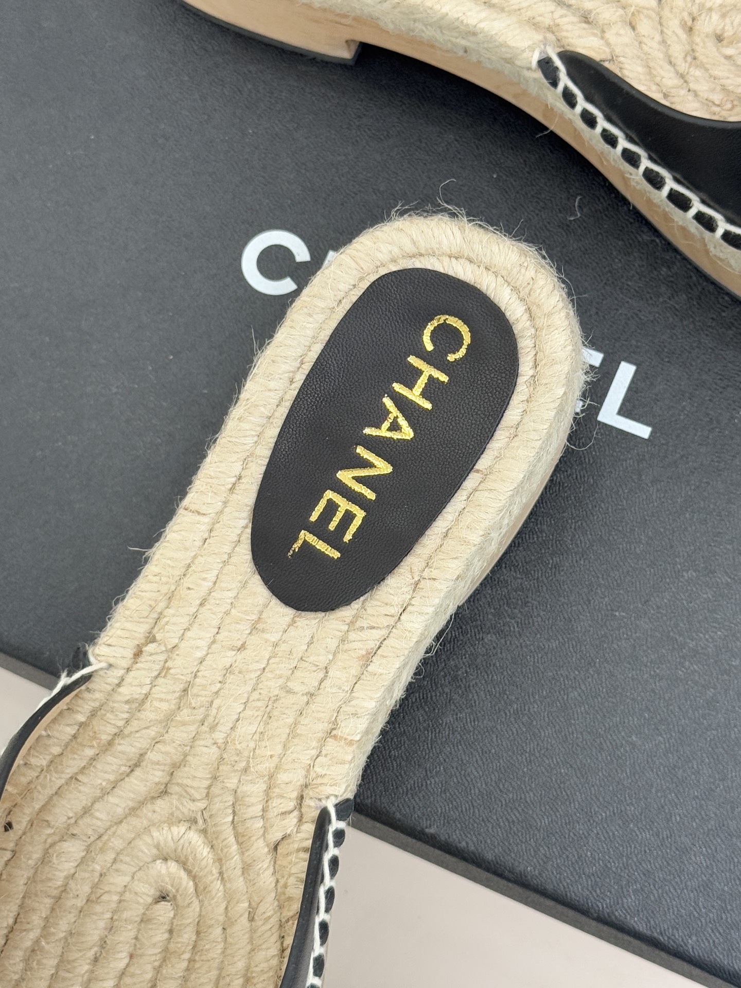 CHANE* ｜小香经典书包扣实木麻绳厚底拖鞋标志性的金属双C 书包扣闪耀夺目自带贵气 为拖鞋注入品牌灵