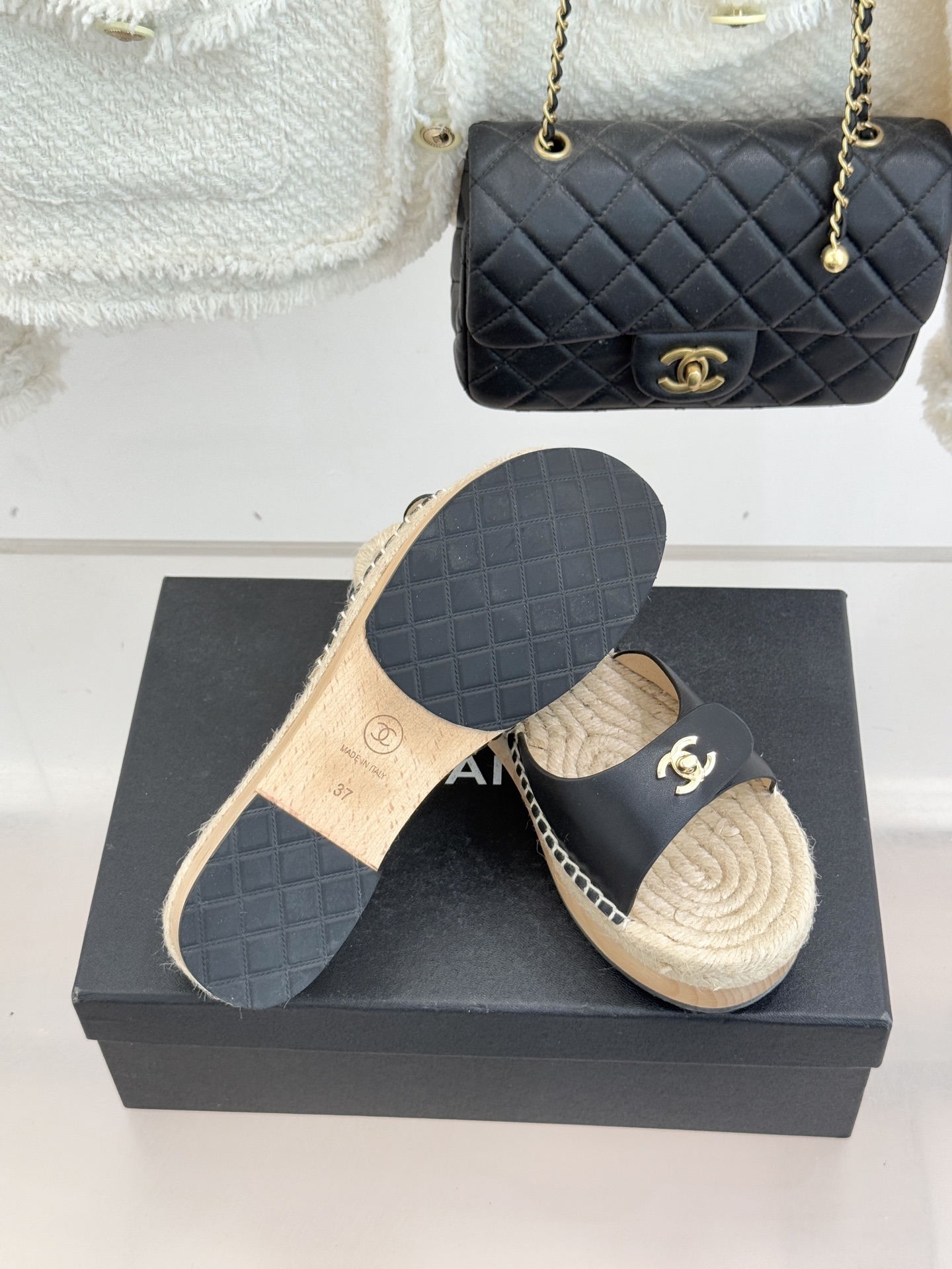 CHANE* ｜小香经典书包扣实木麻绳厚底拖鞋标志性的金属双C 书包扣闪耀夺目自带贵气 为拖鞋注入品牌灵