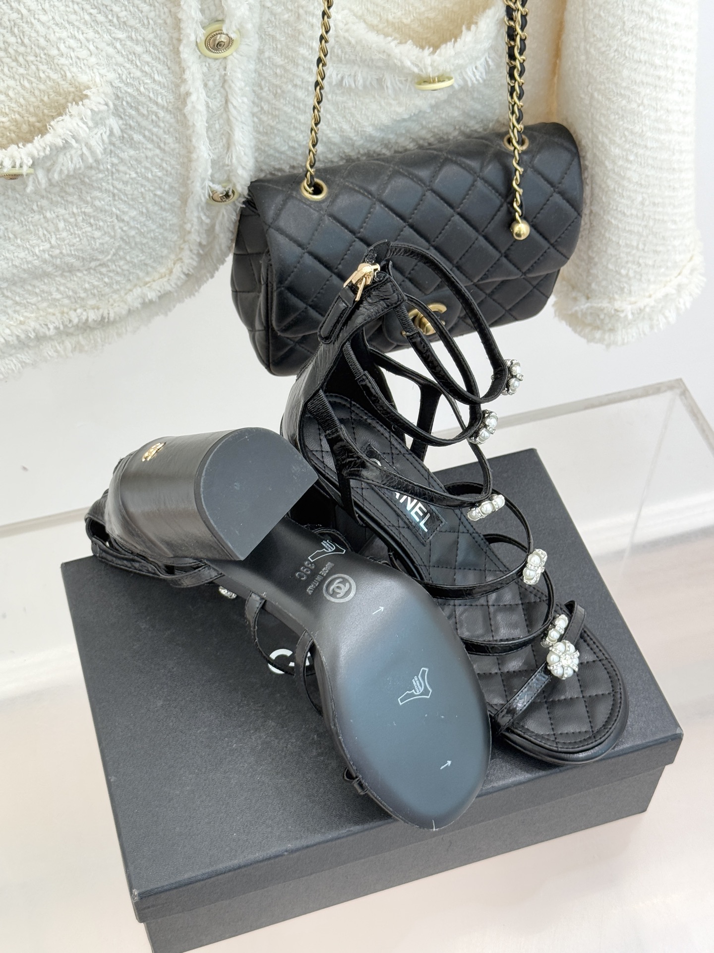 CHANE* ｜小香经典春夏山茶花珍珠粗跟凉鞋！ 这一季的凉鞋实在是太好看了吧！都是美眉们必不可少的出行