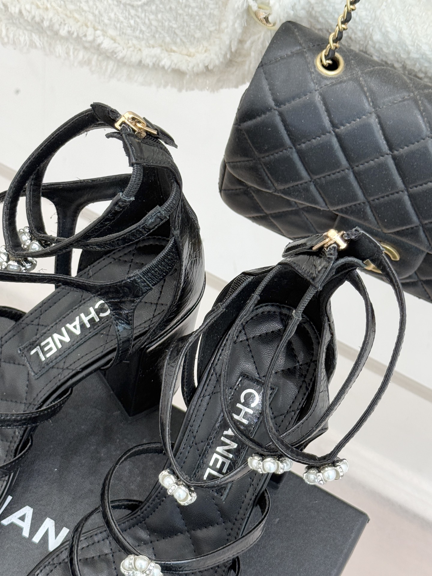 CHANE* ｜小香经典春夏山茶花珍珠粗跟凉鞋！ 这一季的凉鞋实在是太好看了吧！都是美眉们必不可少的出行