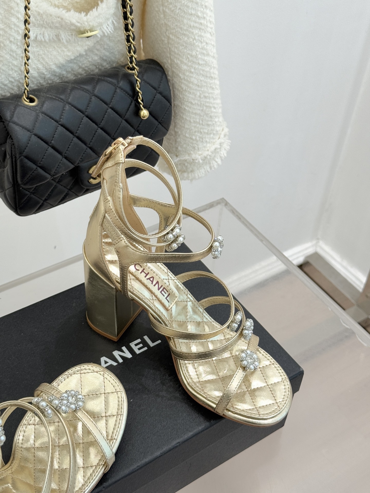 CHANE* ｜小香经典春夏山茶花珍珠粗跟凉鞋！ 这一季的凉鞋实在是太好看了吧！都是美眉们必不可少的出行