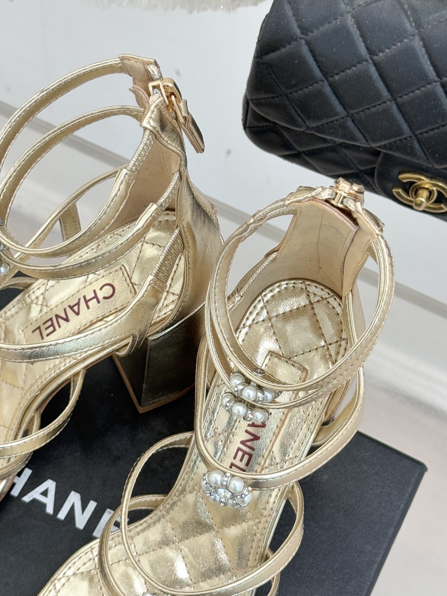 CHANE* ｜小香经典春夏山茶花珍珠粗跟凉鞋！ 这一季的凉鞋实在是太好看了吧！都是美眉们必不可少的出行