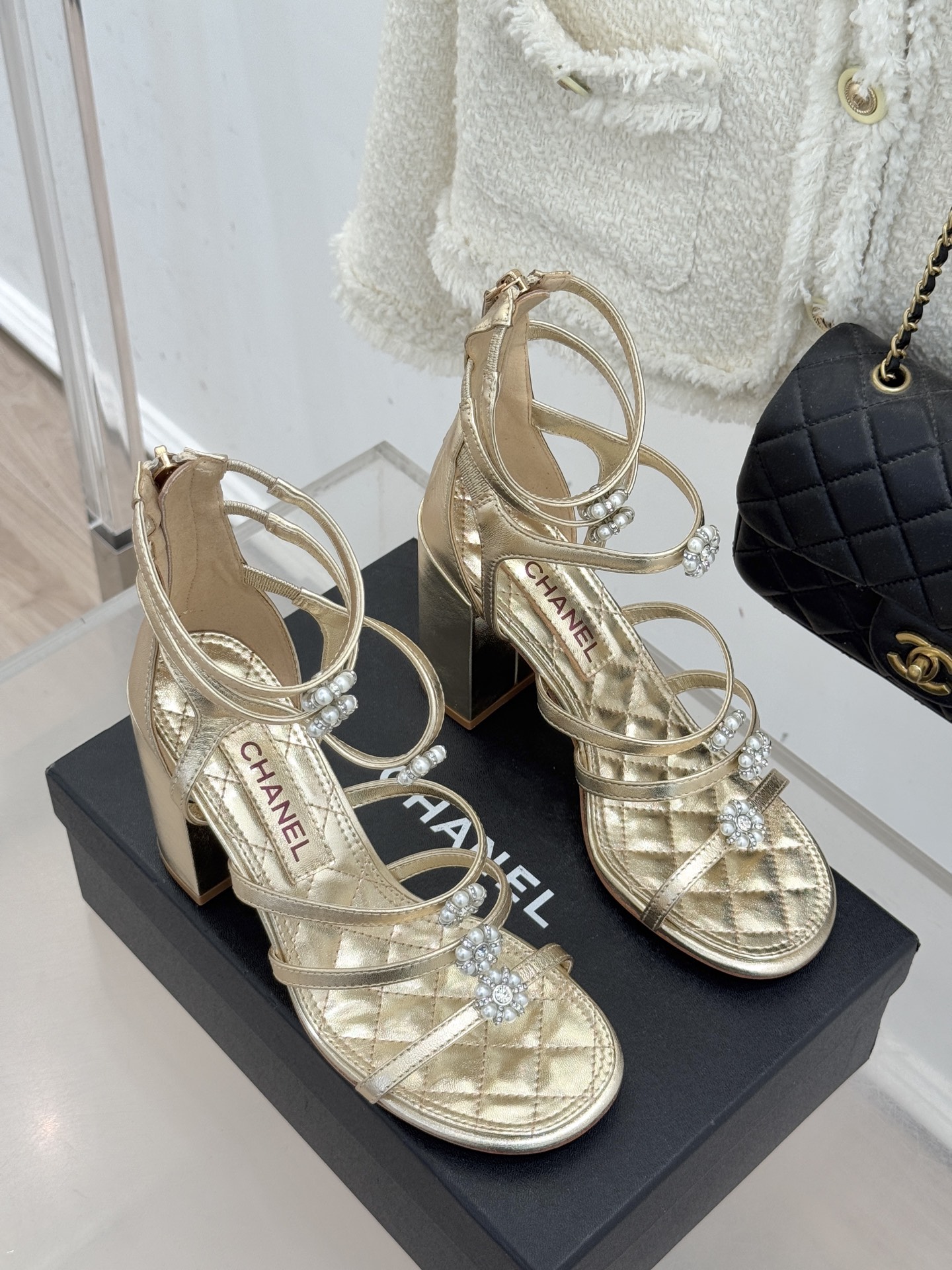 CHANE* ｜小香经典春夏山茶花珍珠粗跟凉鞋！ 这一季的凉鞋实在是太好看了吧！都是美眉们必不可少的出行