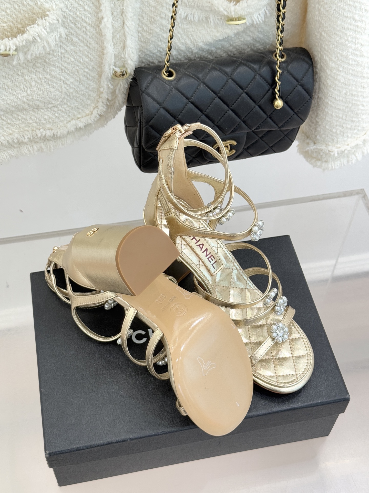 CHANE* ｜小香经典春夏山茶花珍珠粗跟凉鞋！ 这一季的凉鞋实在是太好看了吧！都是美眉们必不可少的出行