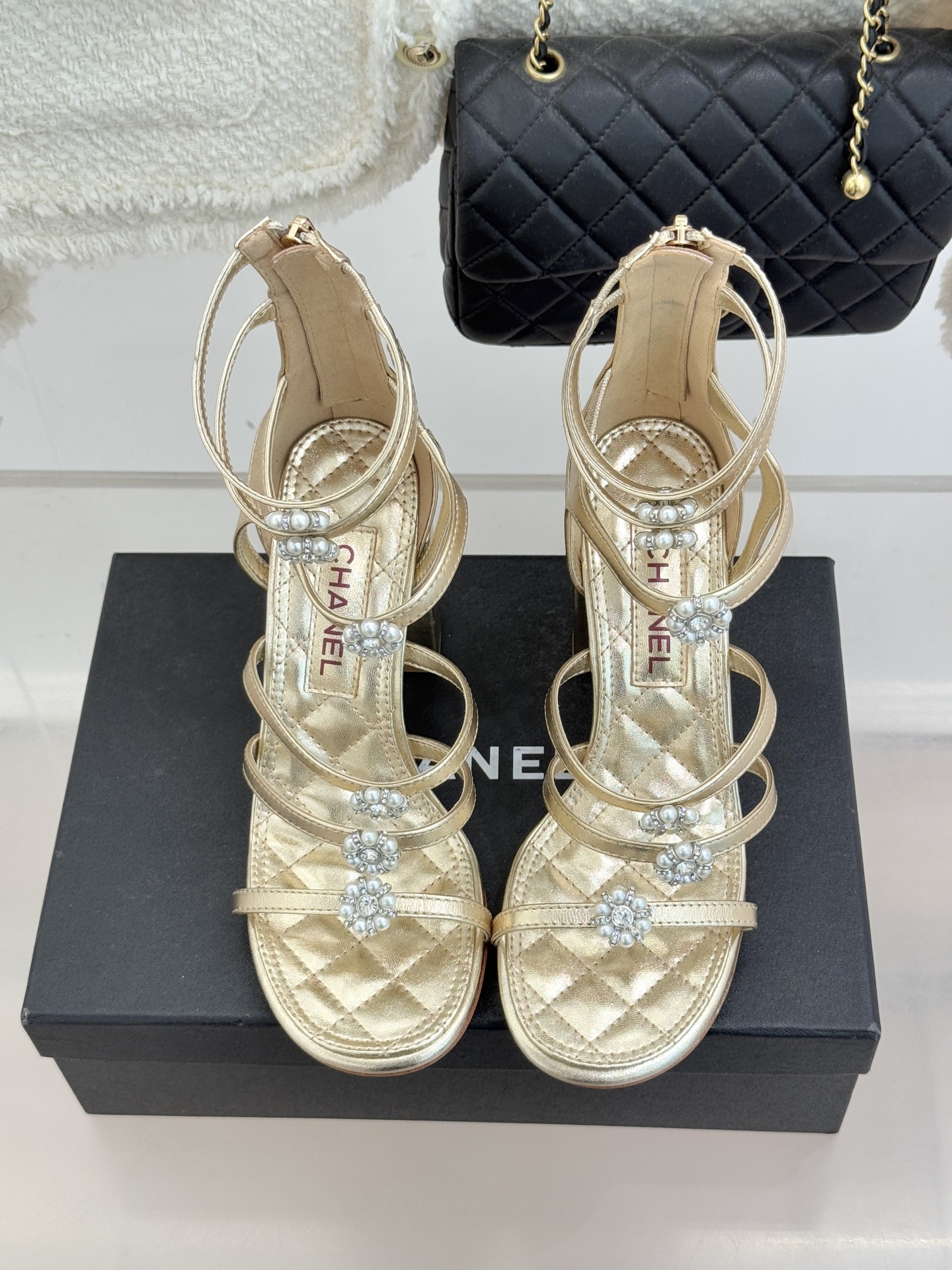 CHANE* ｜小香经典春夏山茶花珍珠粗跟凉鞋！ 这一季的凉鞋实在是太好看了吧！都是美眉们必不可少的出行