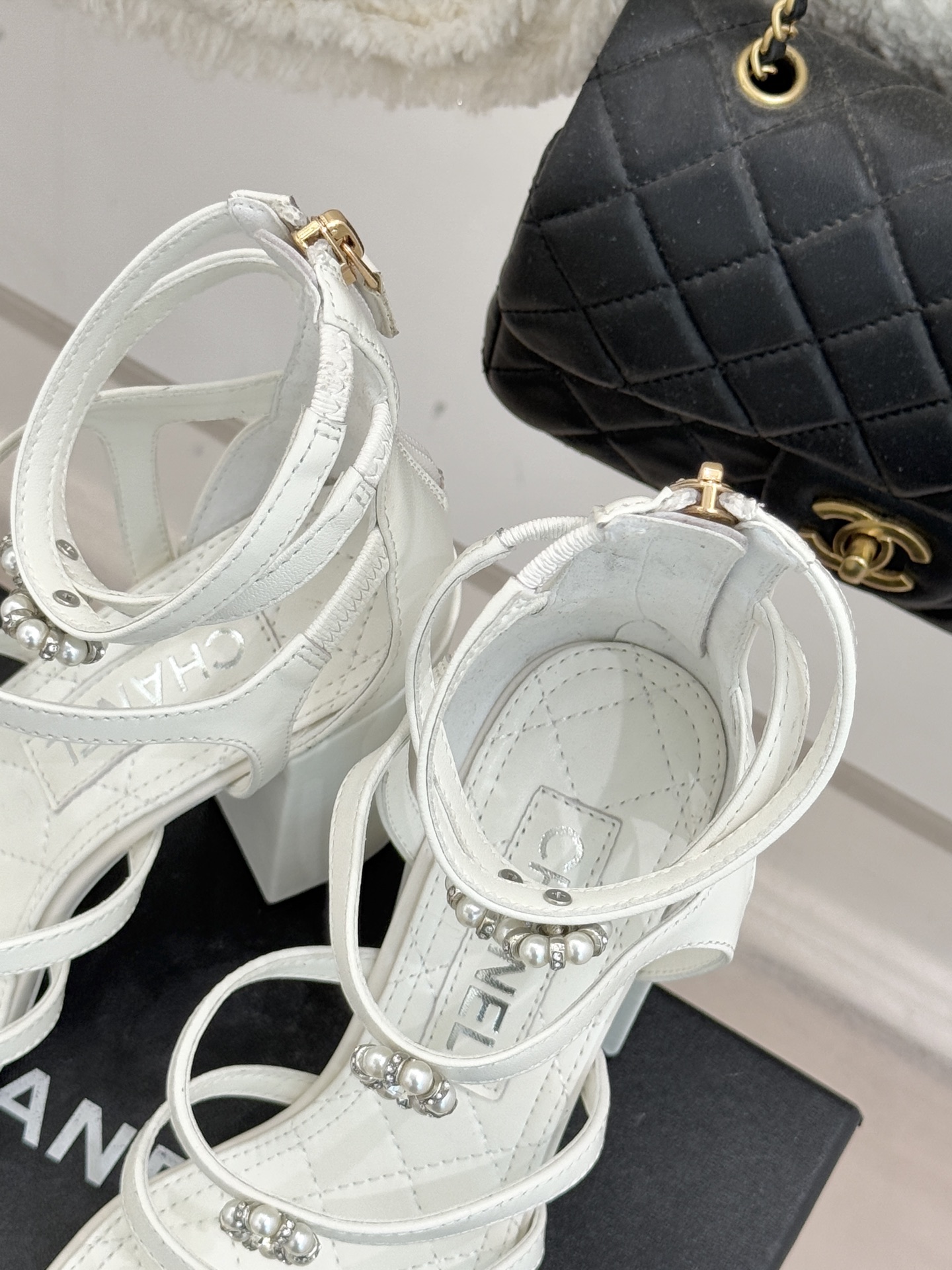 CHANE* ｜小香经典春夏山茶花珍珠粗跟凉鞋！ 这一季的凉鞋实在是太好看了吧！都是美眉们必不可少的出行