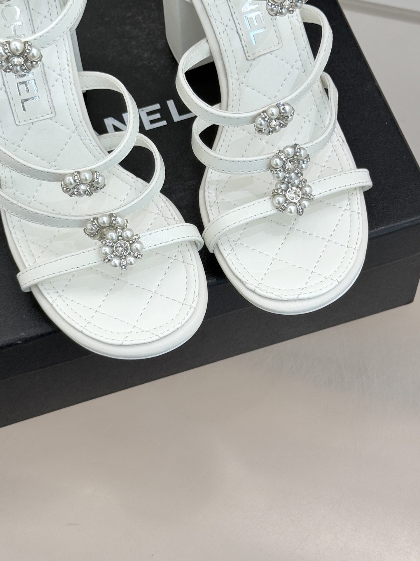 CHANE* ｜小香经典春夏山茶花珍珠粗跟凉鞋！ 这一季的凉鞋实在是太好看了吧！都是美眉们必不可少的出行