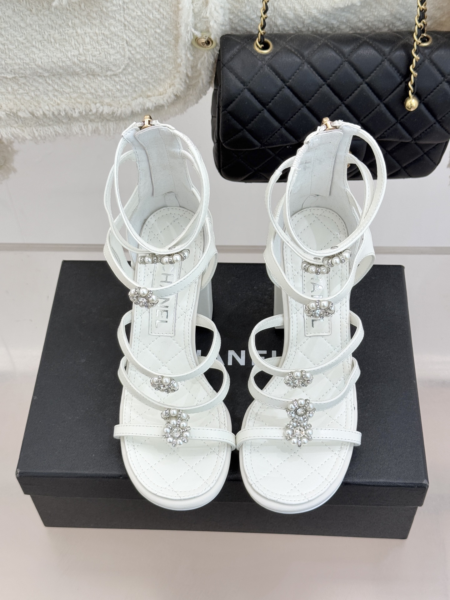 CHANE* ｜小香经典春夏山茶花珍珠粗跟凉鞋！ 这一季的凉鞋实在是太好看了吧！都是美眉们必不可少的出行