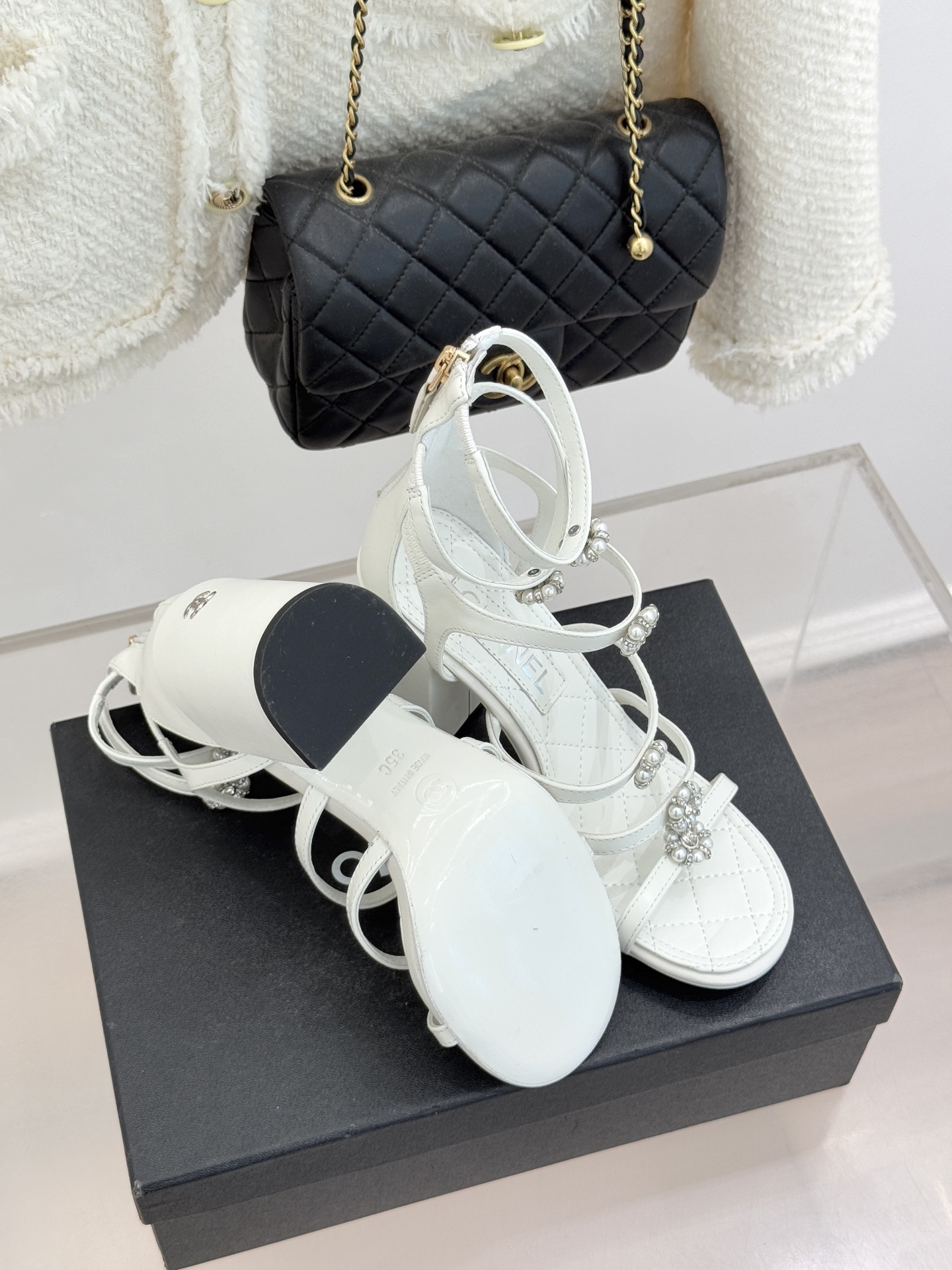 CHANE* ｜小香经典春夏山茶花珍珠粗跟凉鞋！ 这一季的凉鞋实在是太好看了吧！都是美眉们必不可少的出行