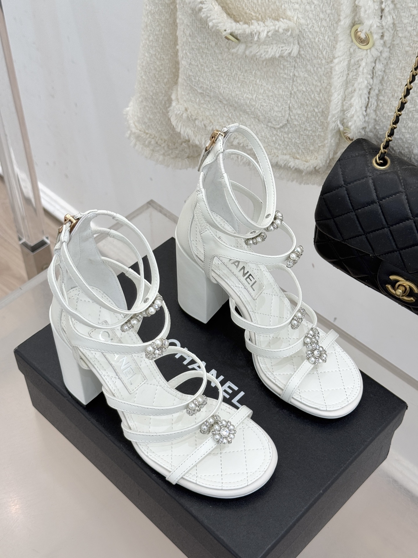 CHANE* ｜小香经典春夏山茶花珍珠粗跟凉鞋！ 这一季的凉鞋实在是太好看了吧！都是美眉们必不可少的出行