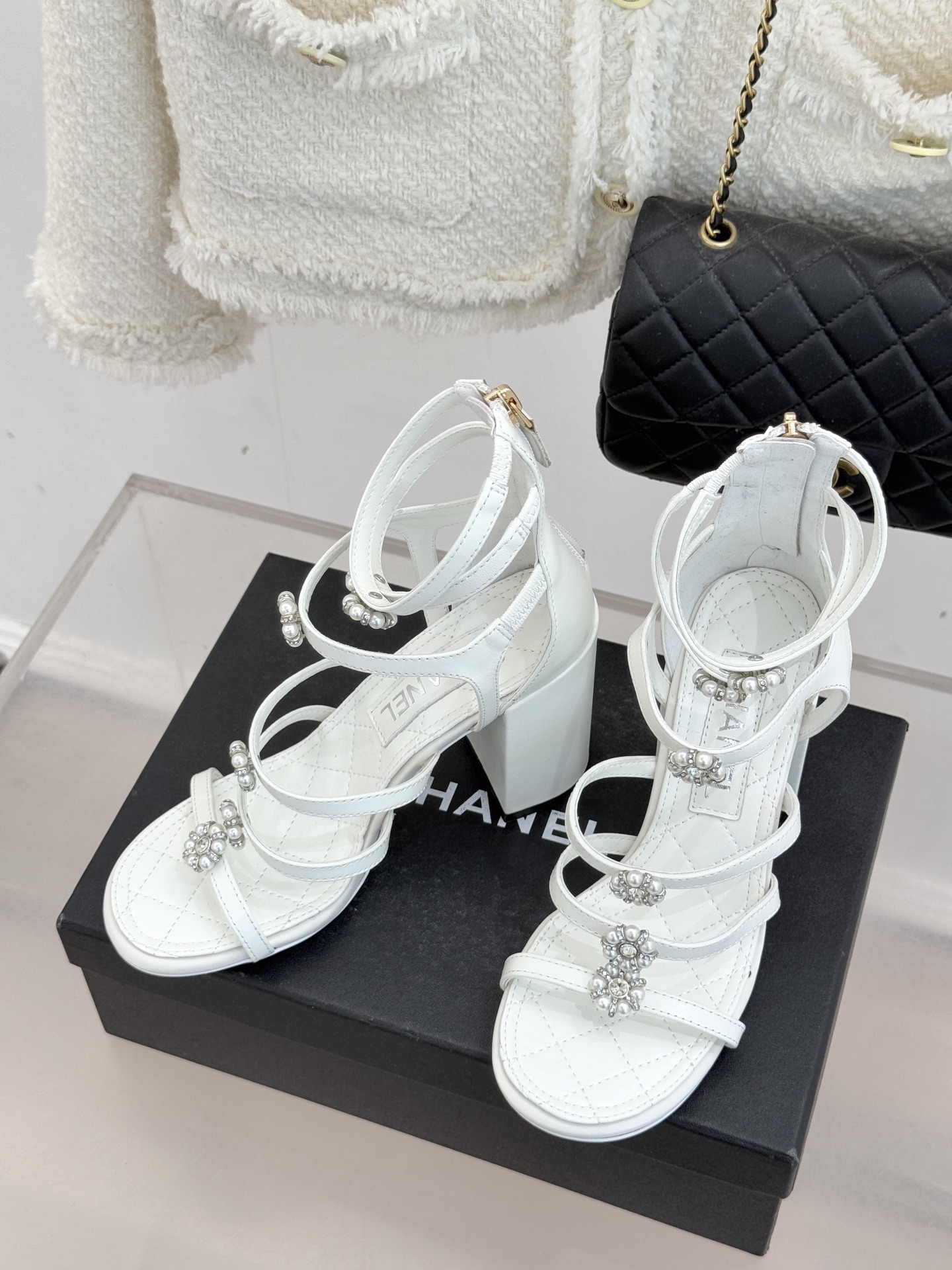 CHANE* ｜小香经典春夏山茶花珍珠粗跟凉鞋！ 这一季的凉鞋实在是太好看了吧！都是美眉们必不可少的出行