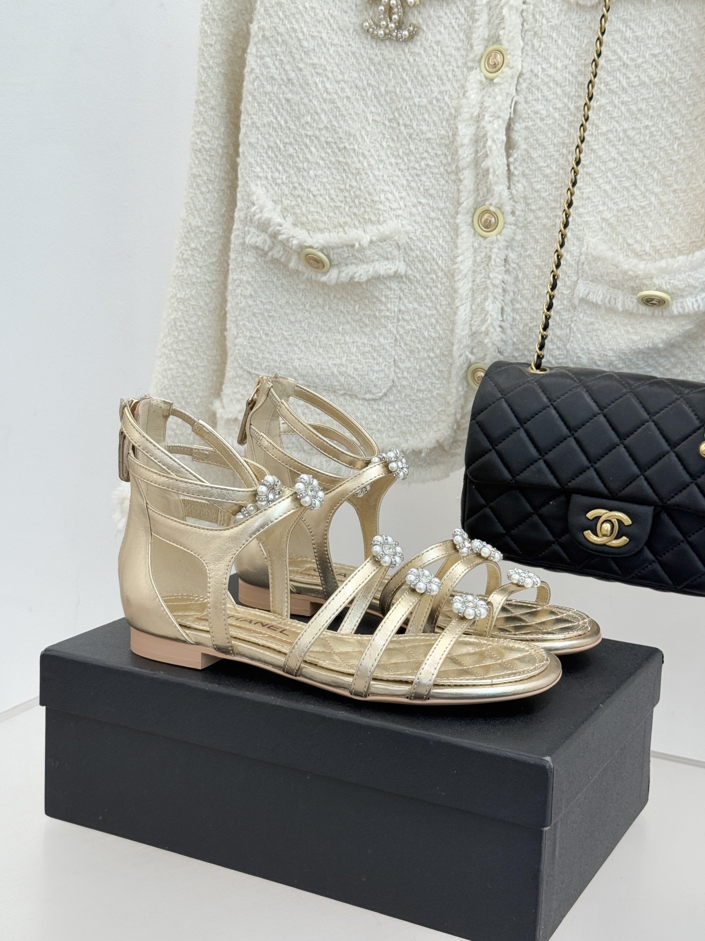 CHANE* ｜小香经典春夏山茶花珍珠粗跟凉鞋！ 这一季的凉鞋实在是太好看了吧！都是美眉们必不可少的出行