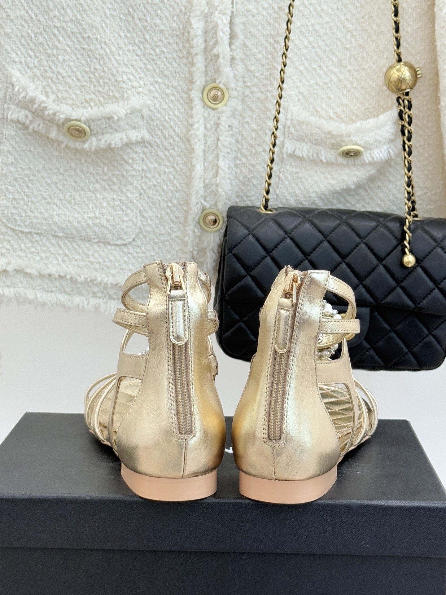 CHANE* ｜小香经典春夏山茶花珍珠粗跟凉鞋！ 这一季的凉鞋实在是太好看了吧！都是美眉们必不可少的出行