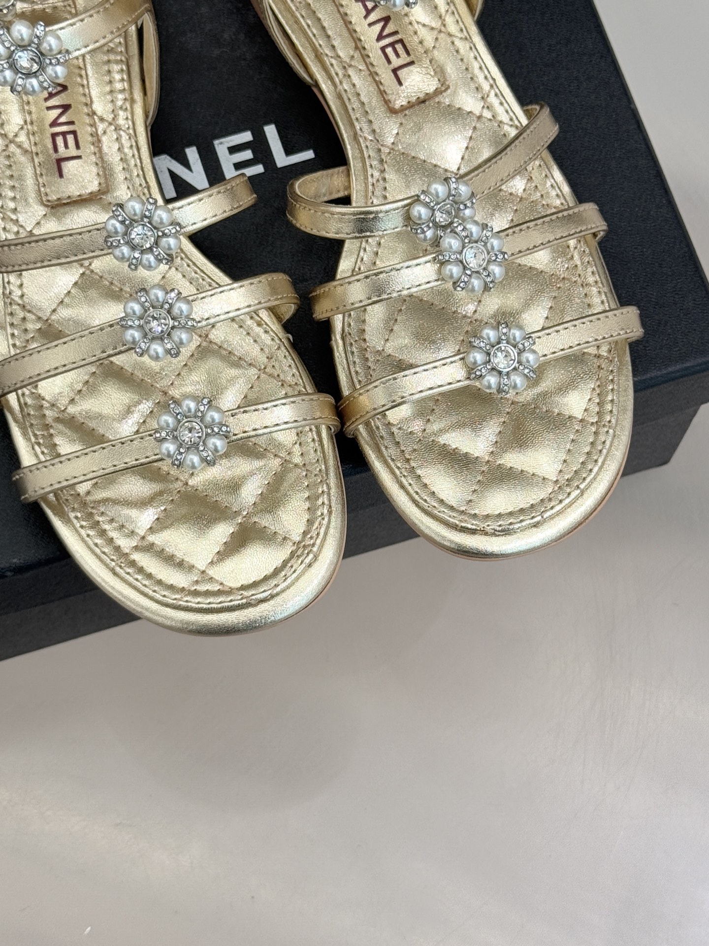 CHANE* ｜小香经典春夏山茶花珍珠粗跟凉鞋！ 这一季的凉鞋实在是太好看了吧！都是美眉们必不可少的出行