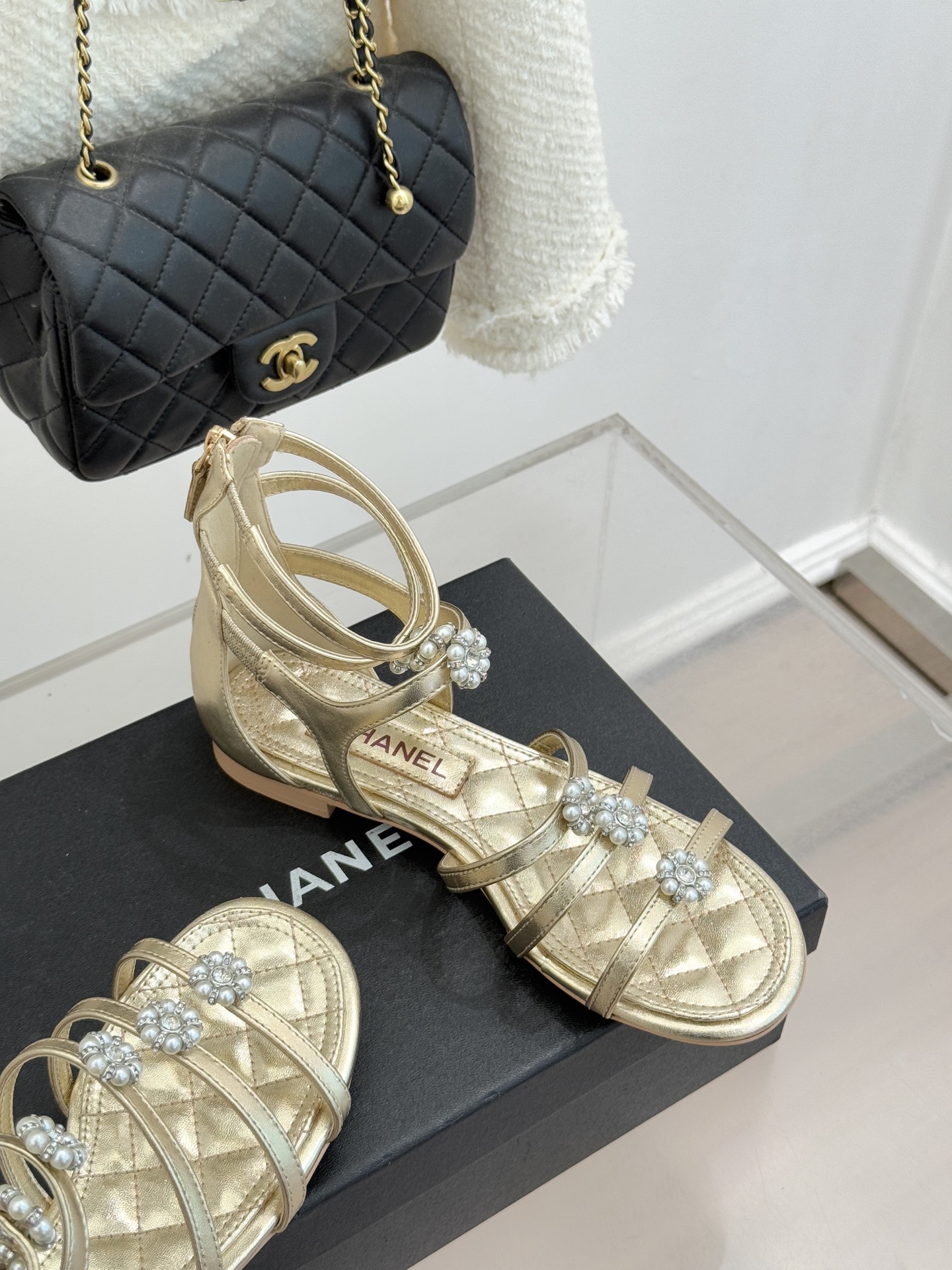 CHANE* ｜小香经典春夏山茶花珍珠粗跟凉鞋！ 这一季的凉鞋实在是太好看了吧！都是美眉们必不可少的出行