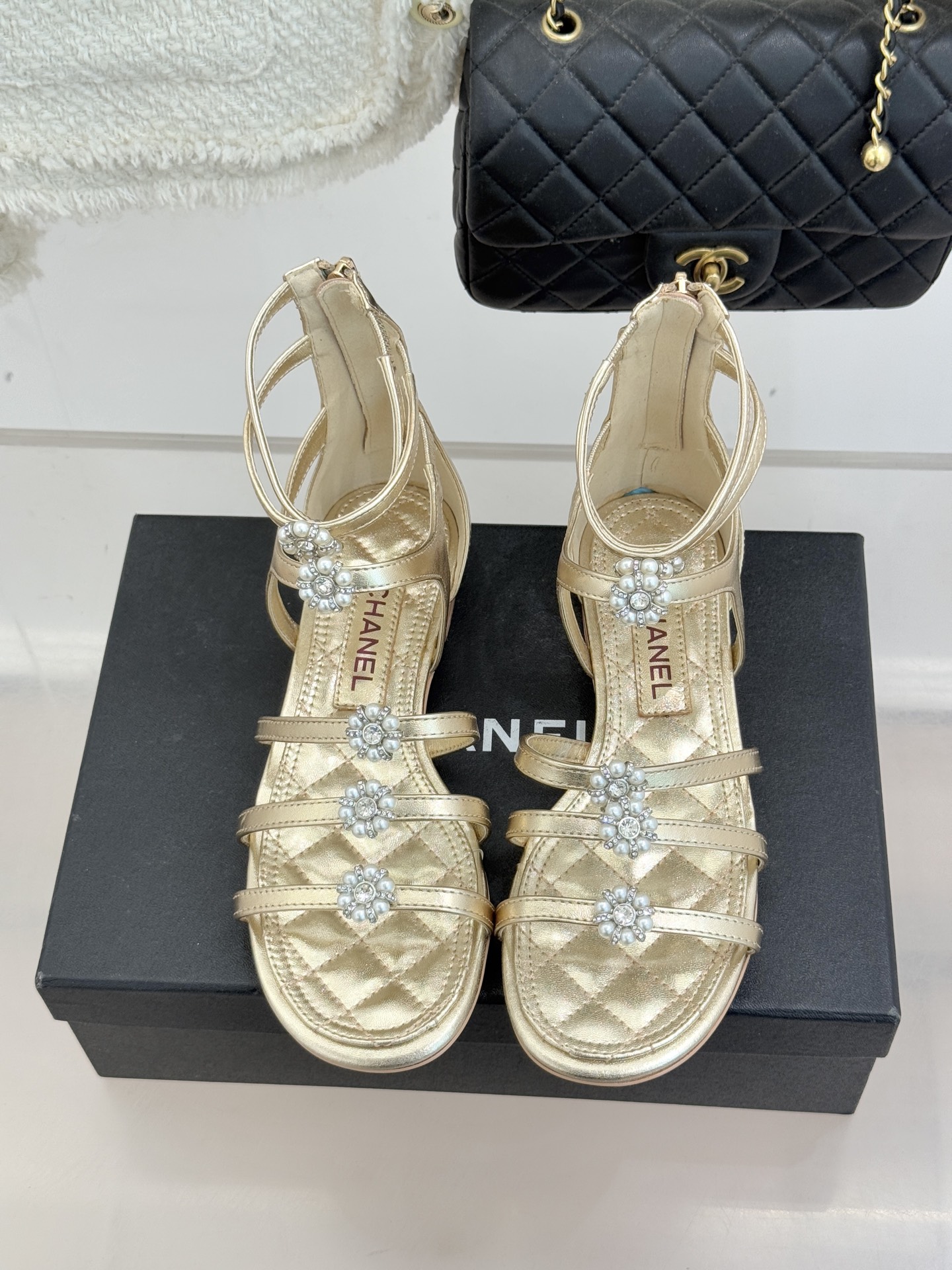 CHANE* ｜小香经典春夏山茶花珍珠粗跟凉鞋！ 这一季的凉鞋实在是太好看了吧！都是美眉们必不可少的出行