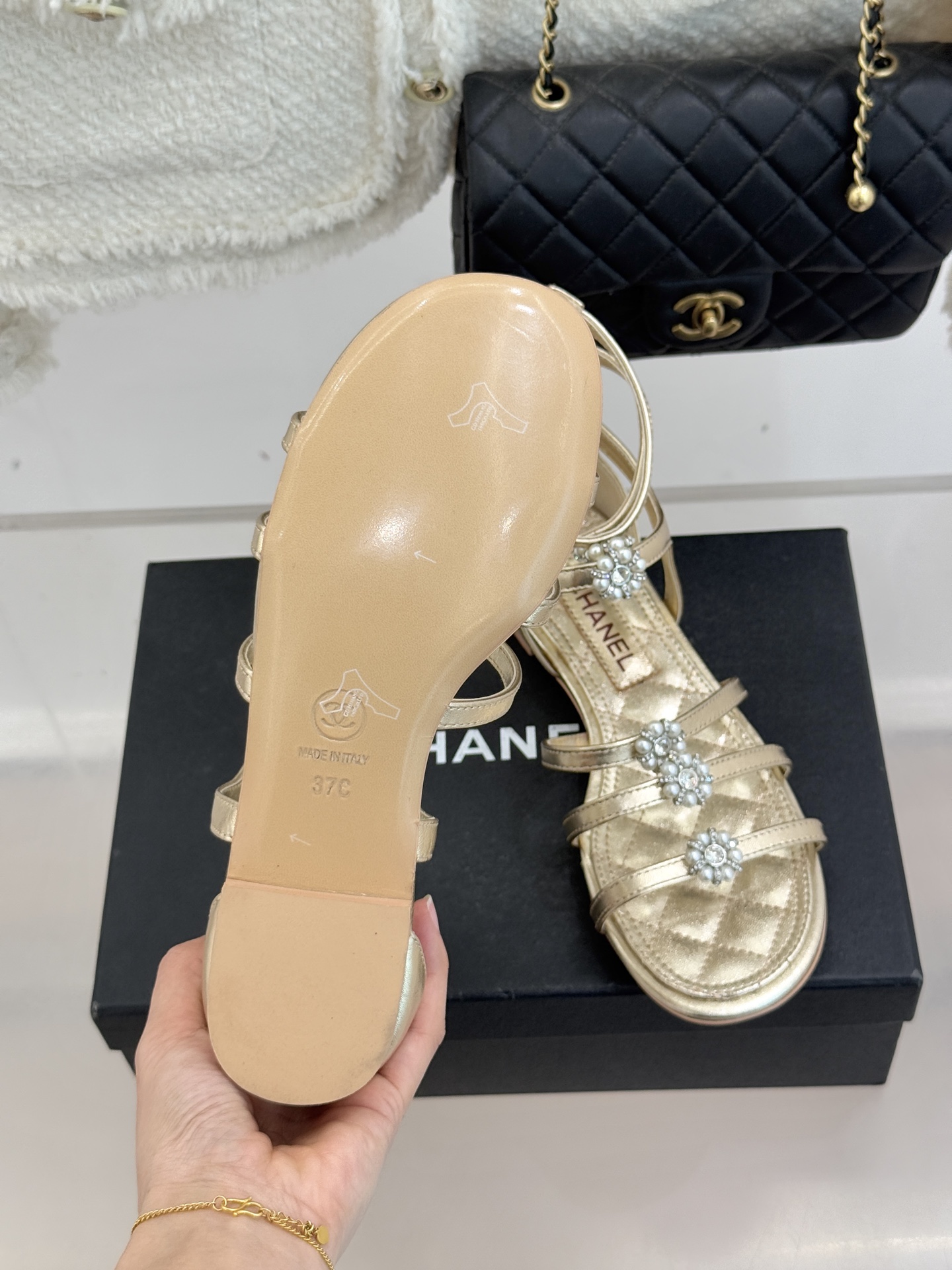 CHANE* ｜小香经典春夏山茶花珍珠粗跟凉鞋！ 这一季的凉鞋实在是太好看了吧！都是美眉们必不可少的出行