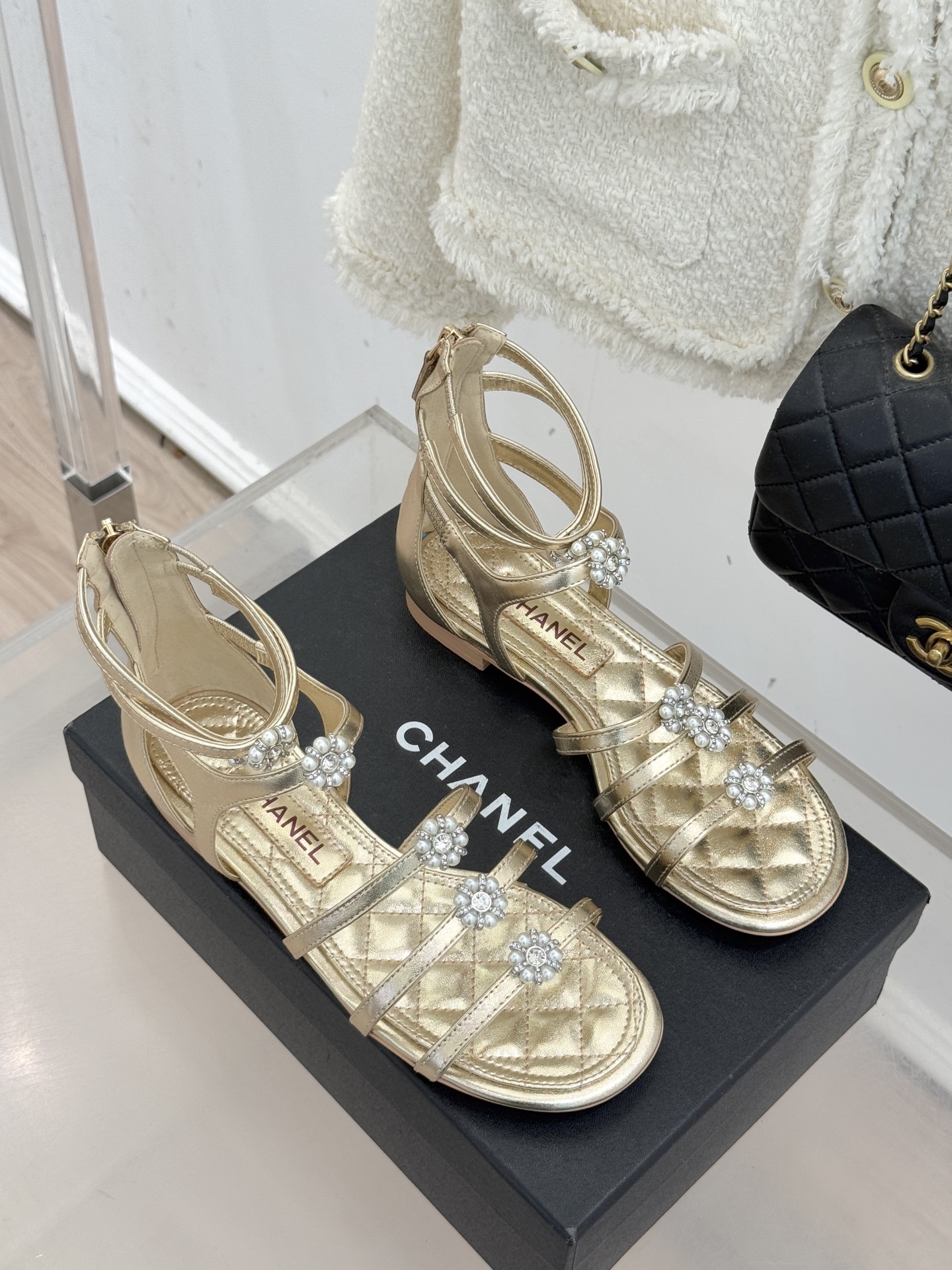 CHANE* ｜小香经典春夏山茶花珍珠粗跟凉鞋！ 这一季的凉鞋实在是太好看了吧！都是美眉们必不可少的出行