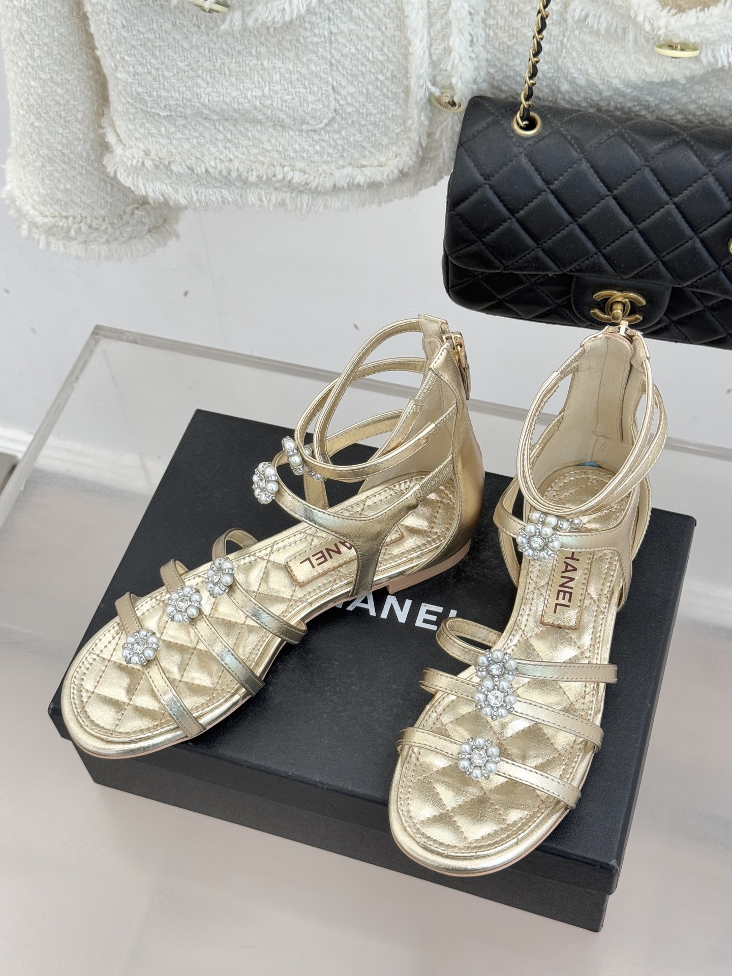 CHANE* ｜小香经典春夏山茶花珍珠粗跟凉鞋！ 这一季的凉鞋实在是太好看了吧！都是美眉们必不可少的出行