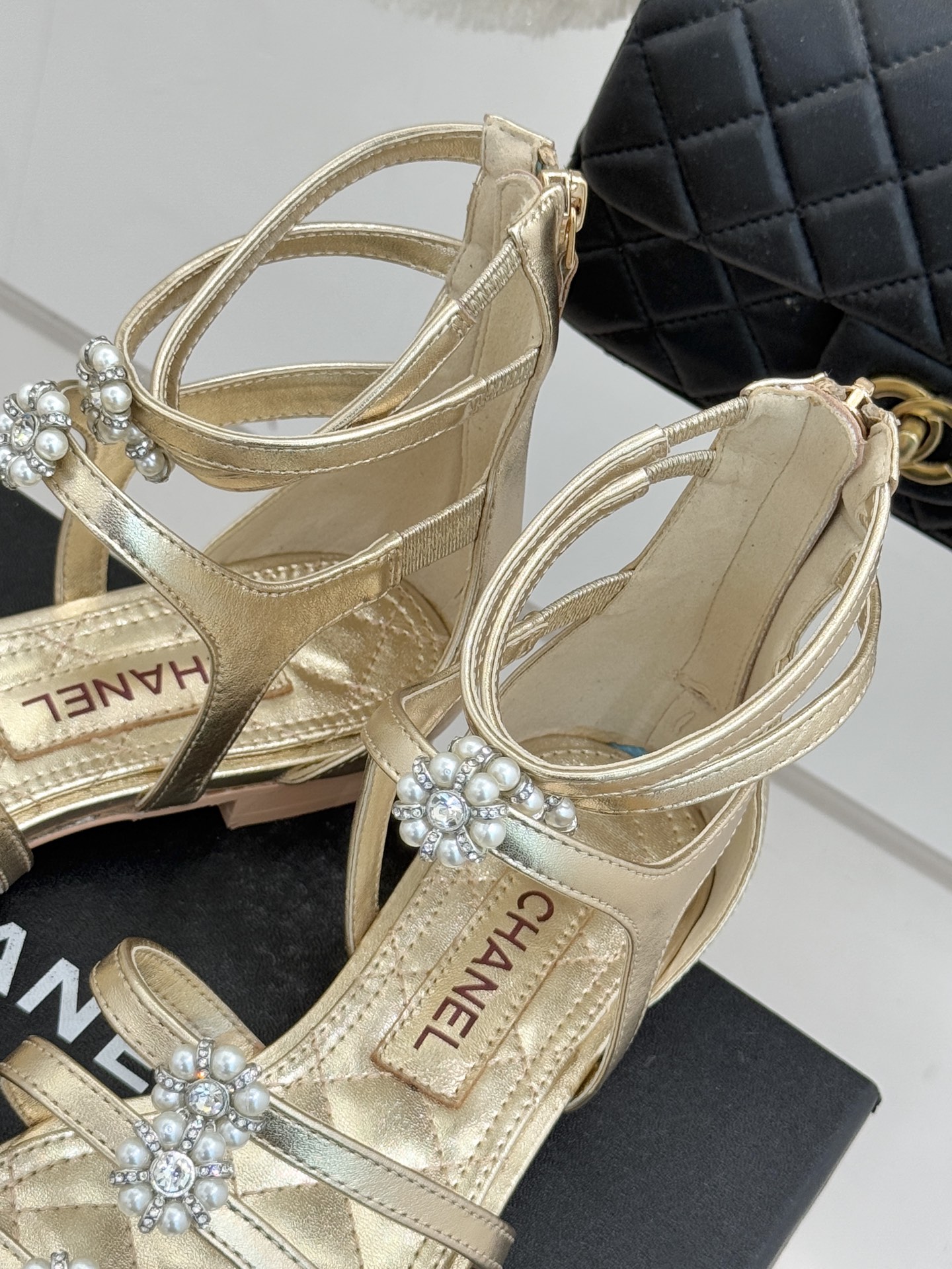 CHANE* ｜小香经典春夏山茶花珍珠粗跟凉鞋！ 这一季的凉鞋实在是太好看了吧！都是美眉们必不可少的出行