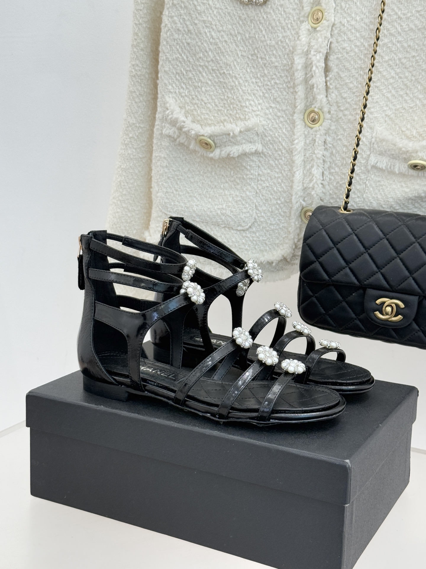 CHANE* ｜小香经典春夏山茶花珍珠粗跟凉鞋！ 这一季的凉鞋实在是太好看了吧！都是美眉们必不可少的出行