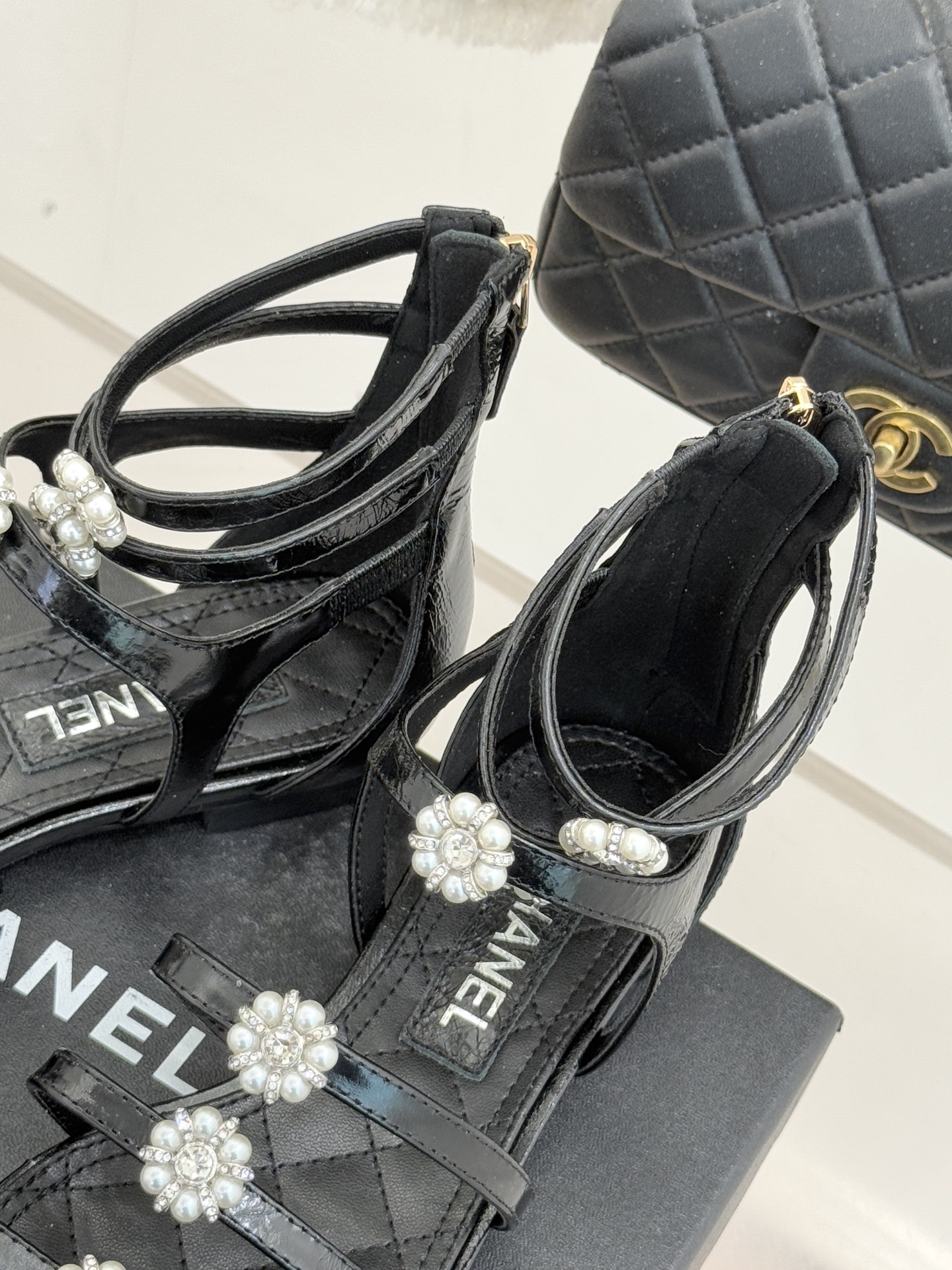 CHANE* ｜小香经典春夏山茶花珍珠粗跟凉鞋！ 这一季的凉鞋实在是太好看了吧！都是美眉们必不可少的出行