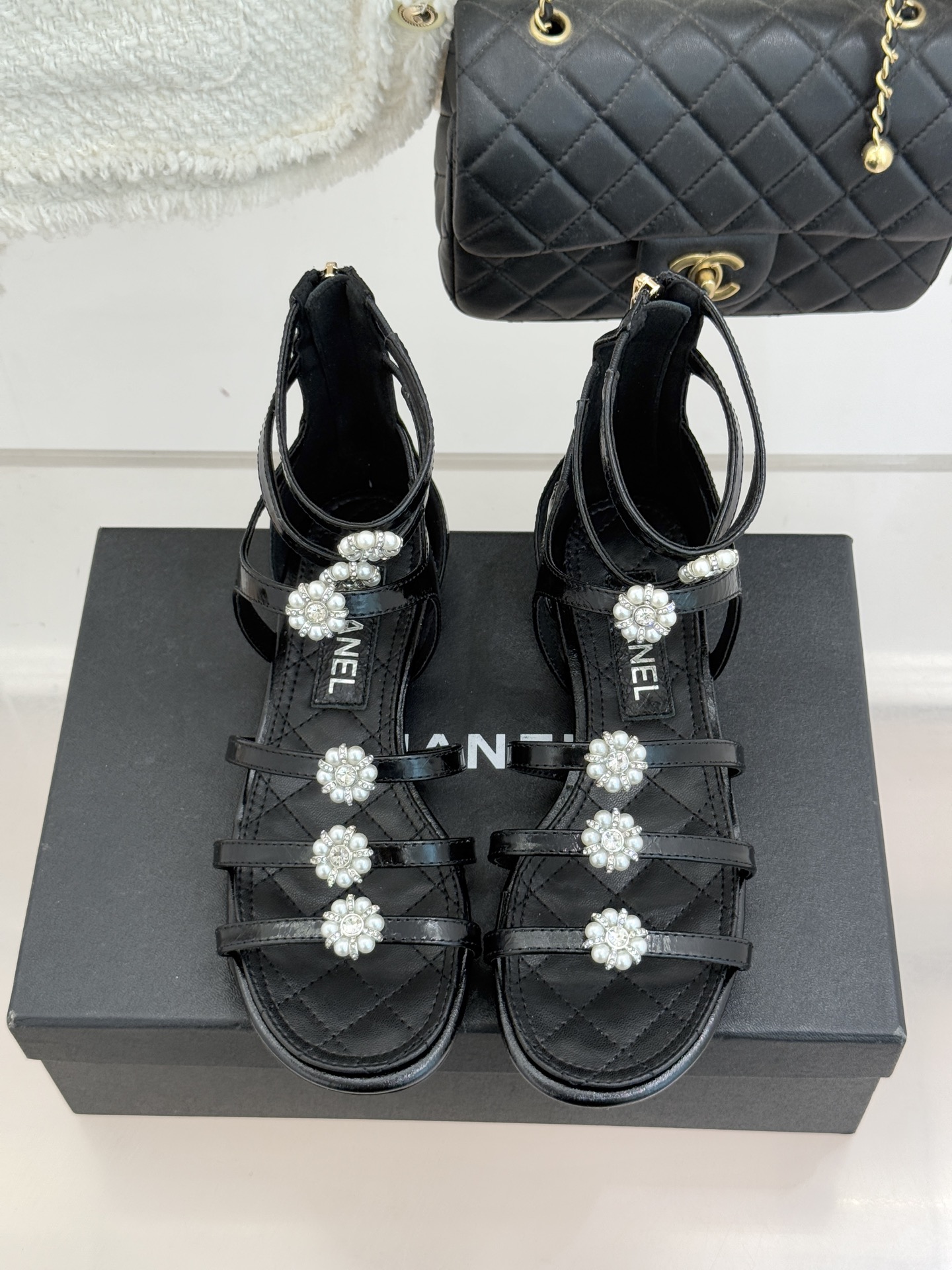 CHANE* ｜小香经典春夏山茶花珍珠粗跟凉鞋！ 这一季的凉鞋实在是太好看了吧！都是美眉们必不可少的出行