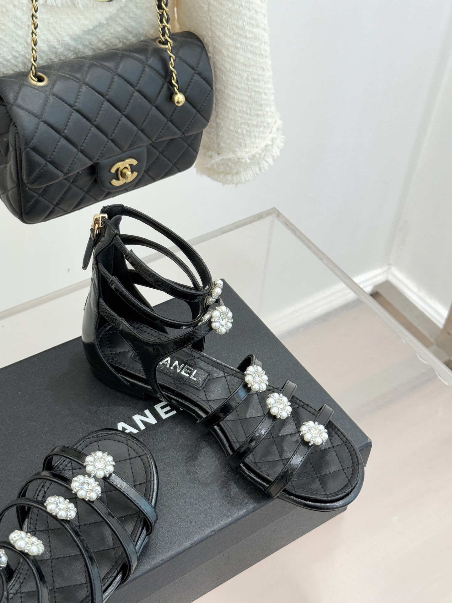 CHANE* ｜小香经典春夏山茶花珍珠粗跟凉鞋！ 这一季的凉鞋实在是太好看了吧！都是美眉们必不可少的出行