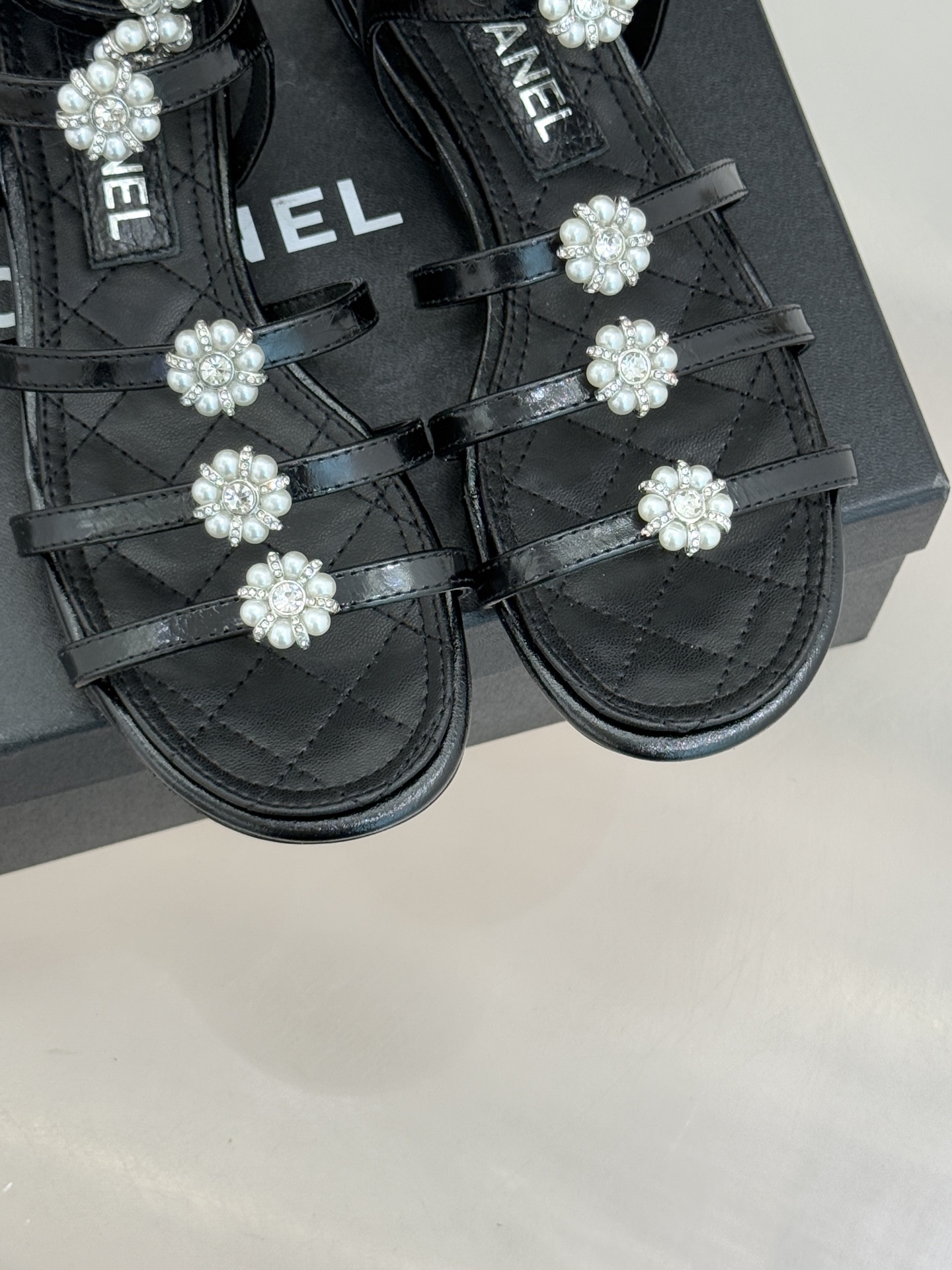 CHANE* ｜小香经典春夏山茶花珍珠粗跟凉鞋！ 这一季的凉鞋实在是太好看了吧！都是美眉们必不可少的出行