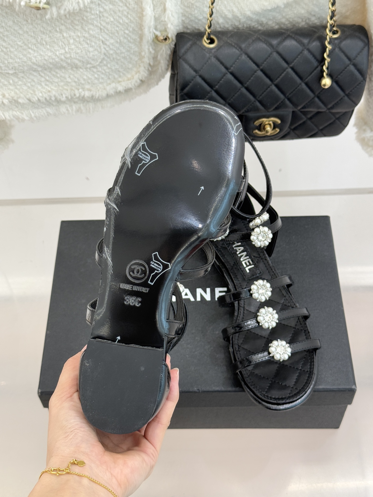 CHANE* ｜小香经典春夏山茶花珍珠粗跟凉鞋！ 这一季的凉鞋实在是太好看了吧！都是美眉们必不可少的出行